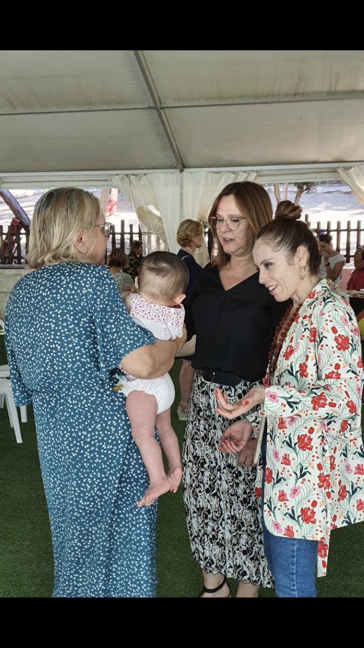 La consejera Isabel Franco en un momento del encuentro con las 'familias canguro'