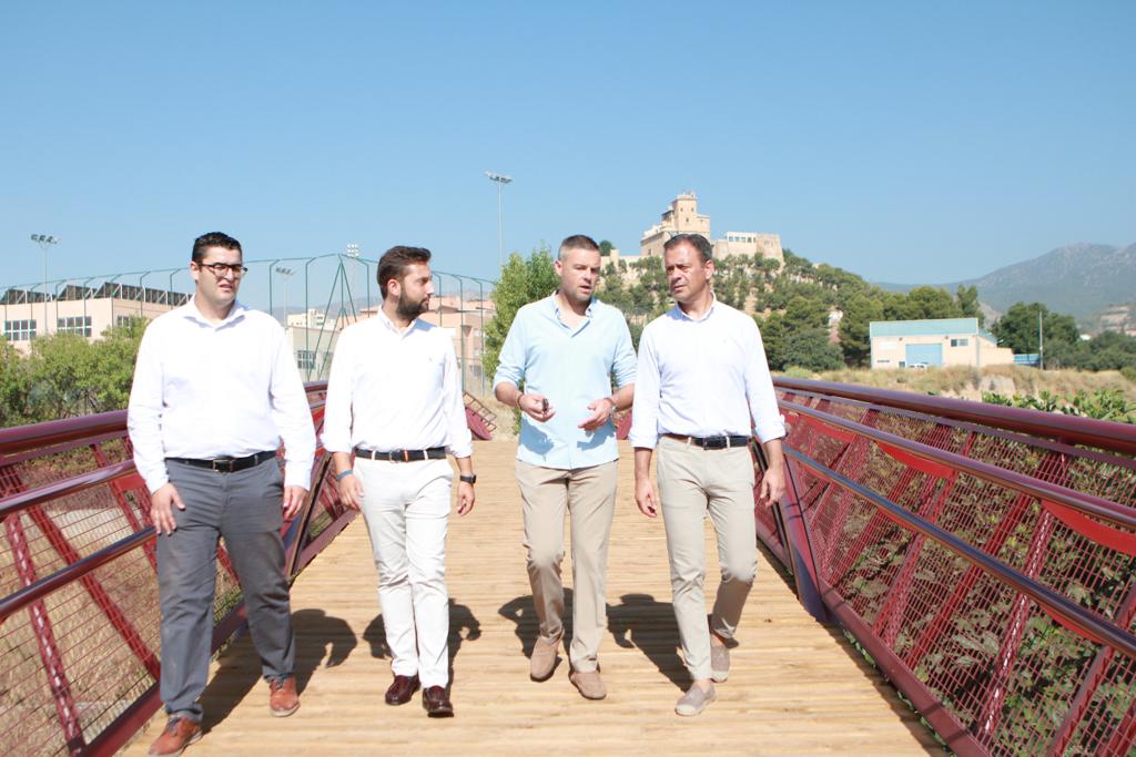 El consejero de Presidencia, Turismo, Cultura y Deportes, Marcos Ortuño, el alcalde de Caravaca de la Cruz, José Francisco García, el director del Instituto de Turismo de la Región de Murcia, Juan Francisco Martínez, y el concejal de Turismo, Jose Carlos Gómez, (de dcha a izda), caminan sobre la nueva pasarela construida de acceso a la ciudad