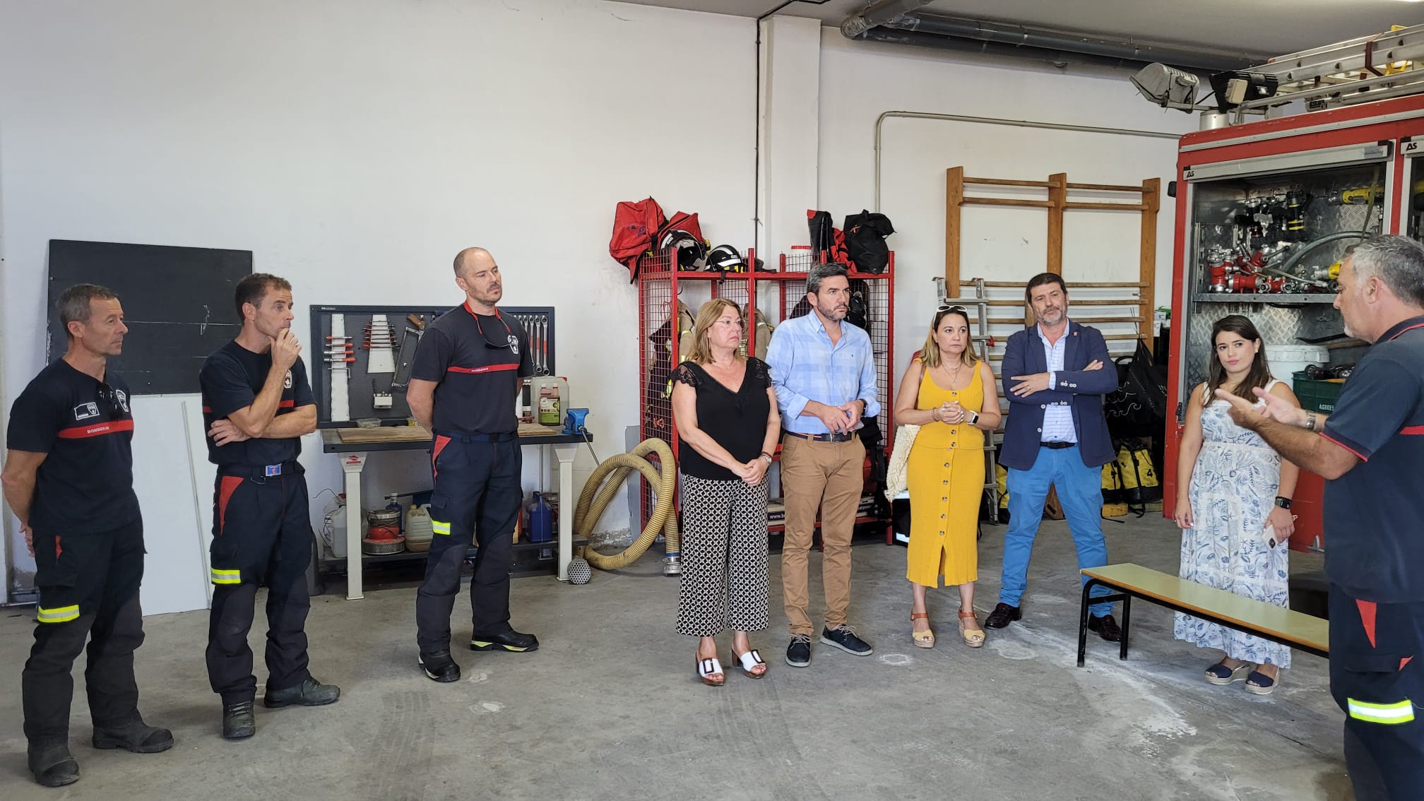 El consejero Antonio Luengo y la alcaldesa, Visitación Martínez, durante su visita al parque de bomberos de San Pedro del Pinatar, tras su reapertura