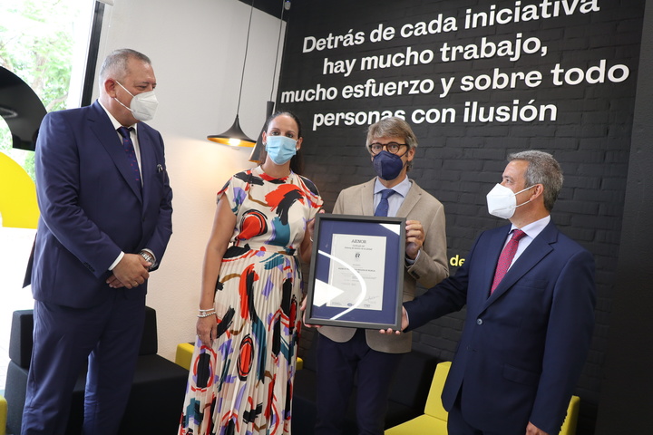 Imagen del consejero de Economía, Hacienda y Administración Digital, Luis Alberto Marín, recibiendo la certificación de calidad ISO9001 con AENOR  de la Agencia Tributaria de la Región de Murcia