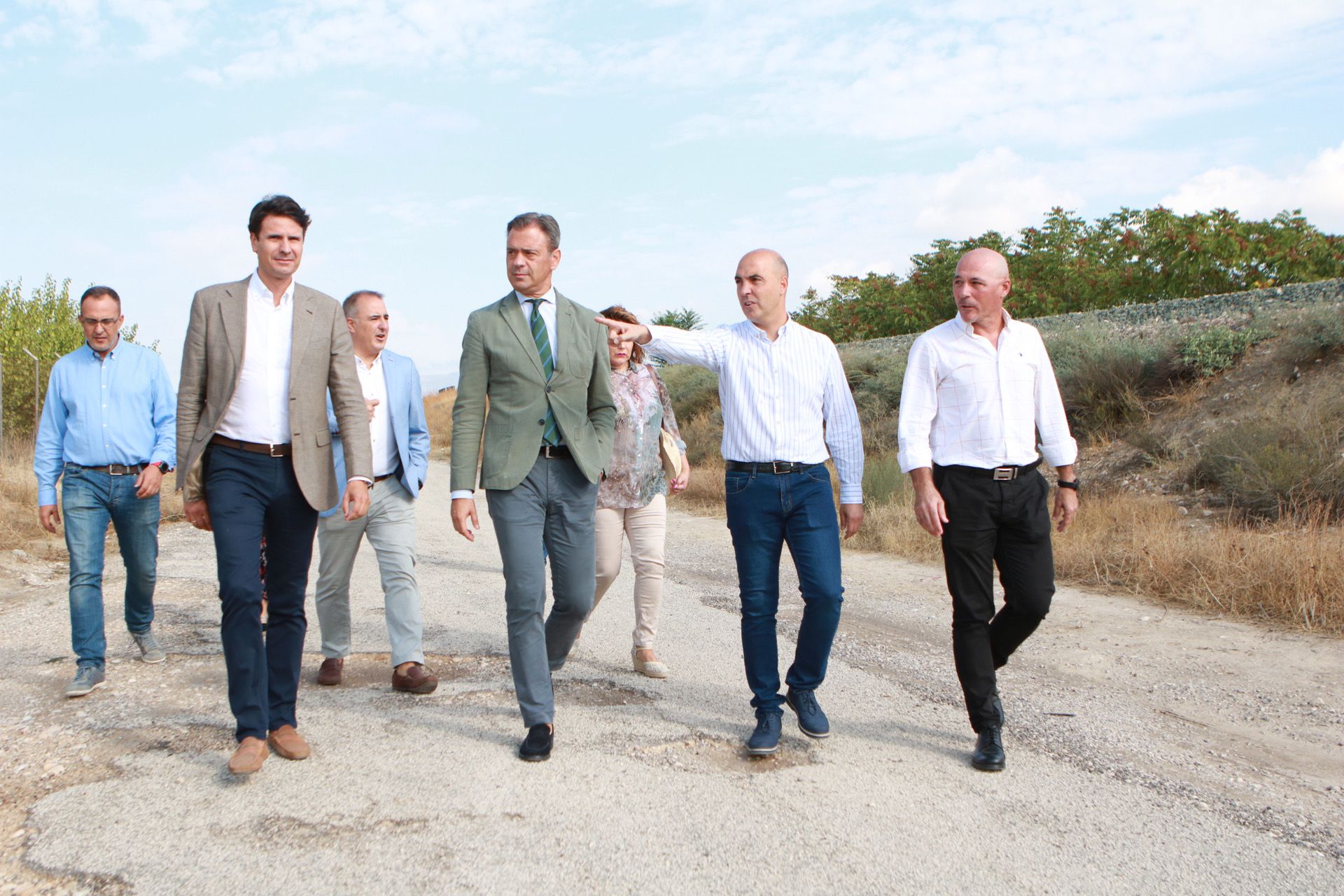 El consejero de Presidencia, Turismo, Cultura y Deportes, Marcos Ortuño, y el alcalde de Molina de Segura, Eliseo García, visitan uno de los caminos que será acondicionado en la pedanía de Campotéjar.