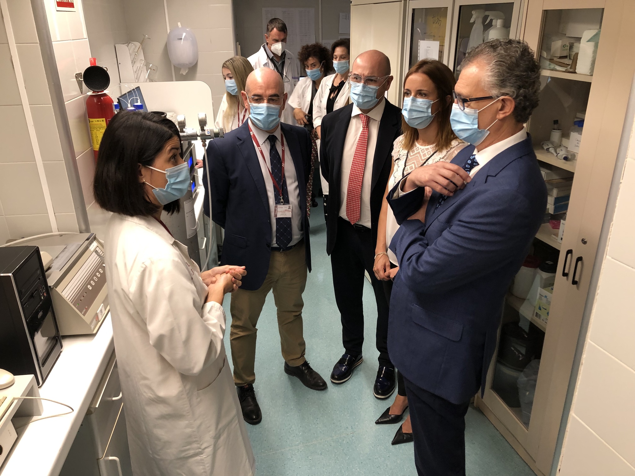 El consejero de Salud, Juan José Pedreño, durante la visita realizada hoy al Servicio de Radiofarmacia del hospital clínico universitario Virgen de la Arrixaca