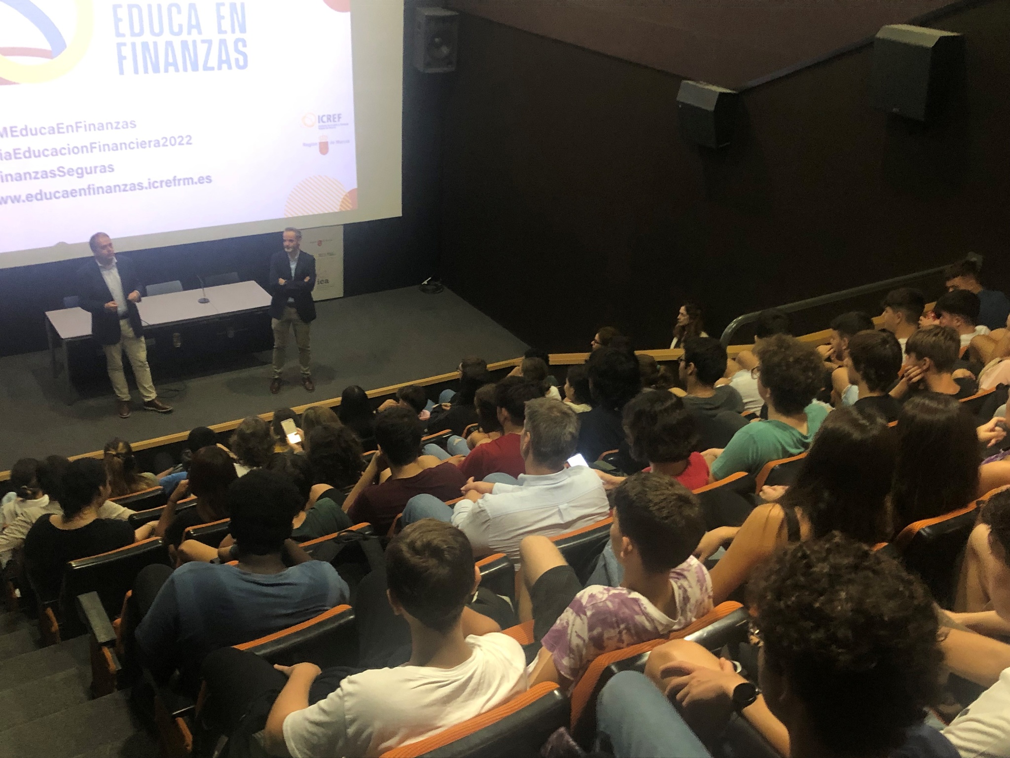 Imagen de la actividad de Educación Financiera celebrada con alumnos de Bachillerato