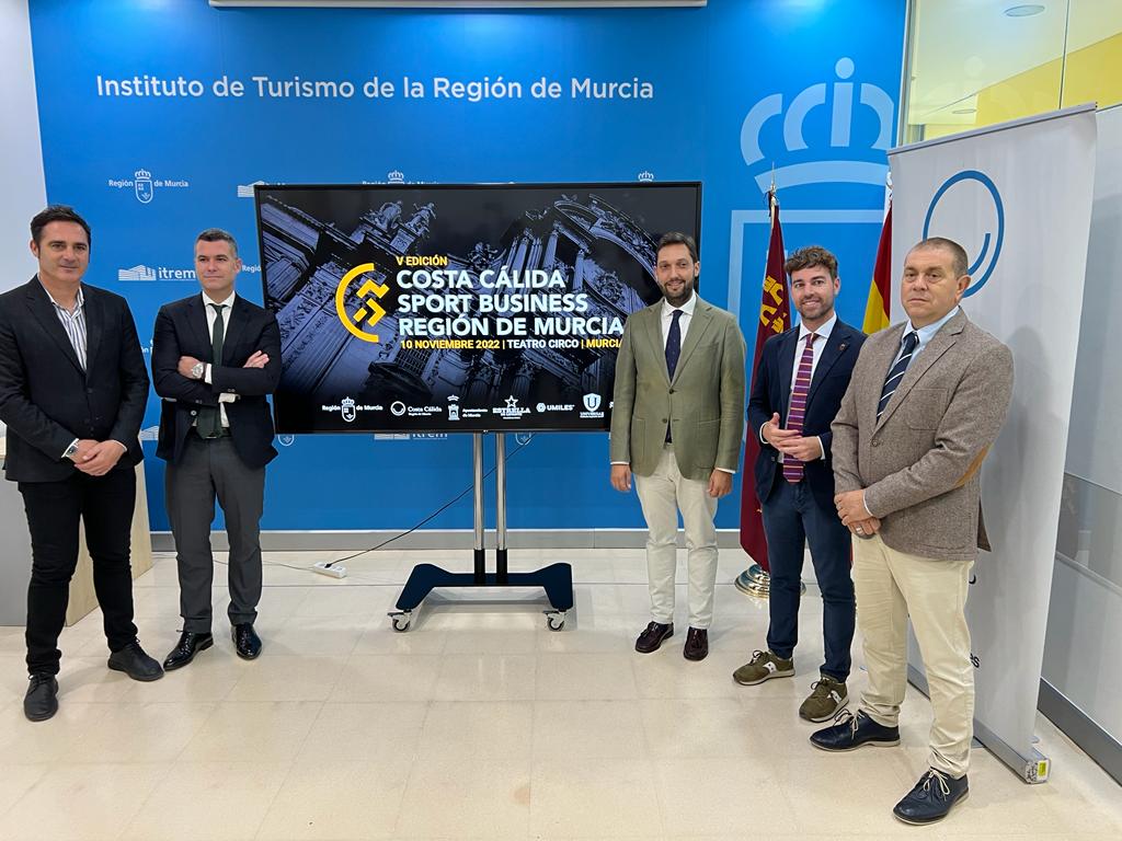 Los organizadores y patrocinadores del congreso Costa Cálida Sport Business, junto con los directores generales del Itrem, Juan Francisco Martínez, y de Deportes, Francisco Javier Sánchez.