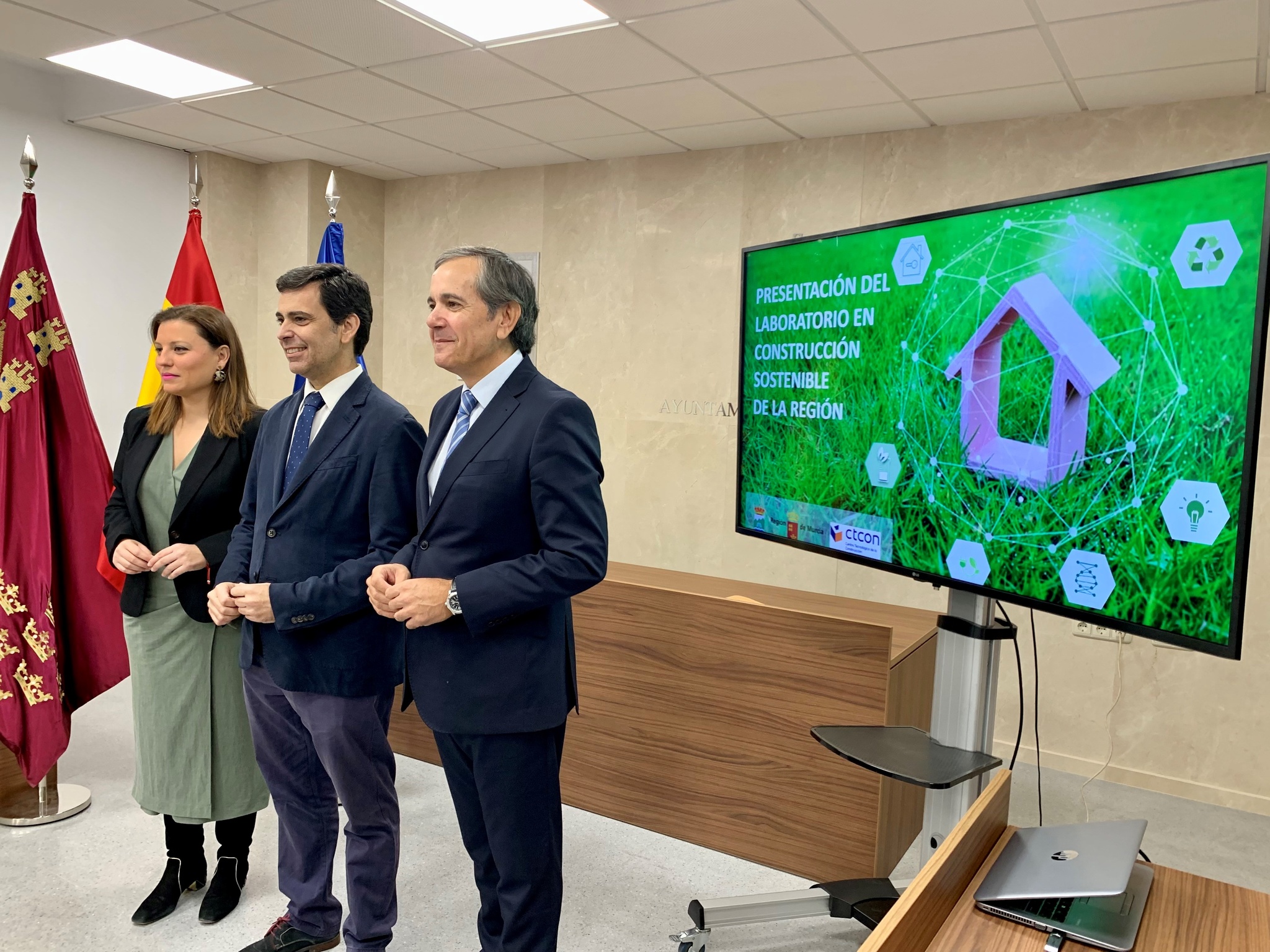 El consejero de Fomento e Infraestructuras, José Ramón Díez de Revenga, la alcaldesa de Fortuna, Catalina Herrero, y el presidente del Centro Tecnológico de la Construcción (CTCON), Antonio Navarro, presentan el convenio para el desarrollo de un laboratorio de construcción sostenible en la localidad