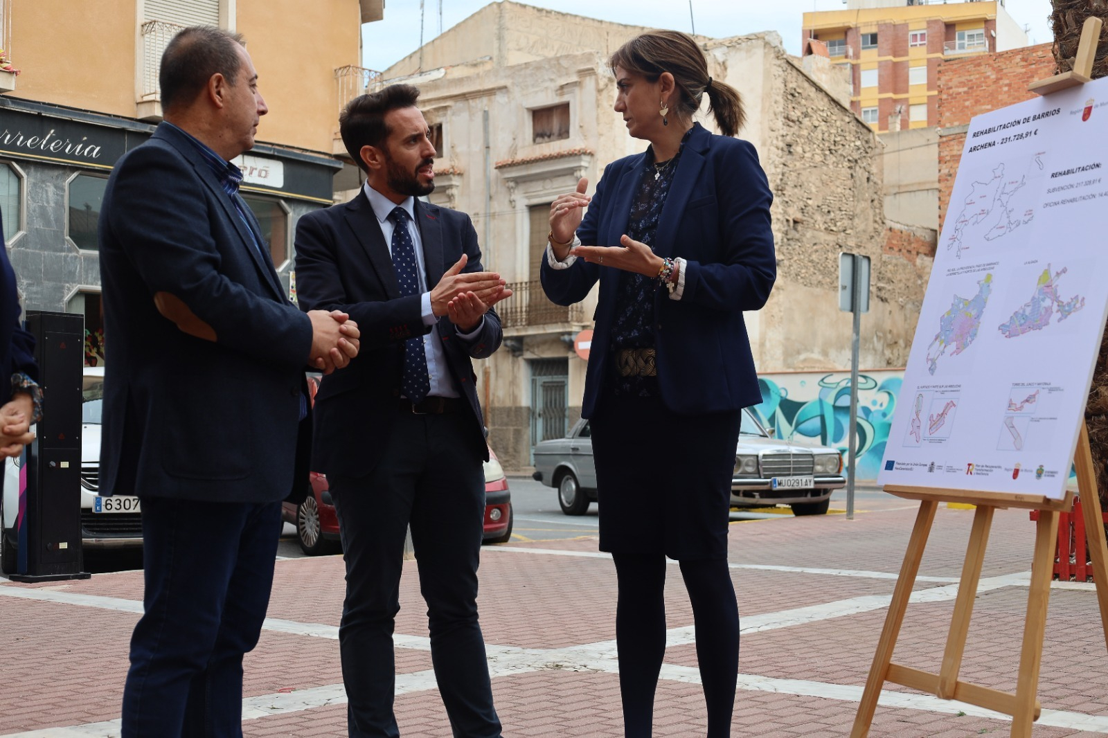 El director general de Vivienda, José Francisco Lajara, y la alcaldesa de Archena, Patricia Fernández, durante la presentación del acuerdo sobre el programa de ayudas europeas para la rehabilitación del casco urbano de la localidad