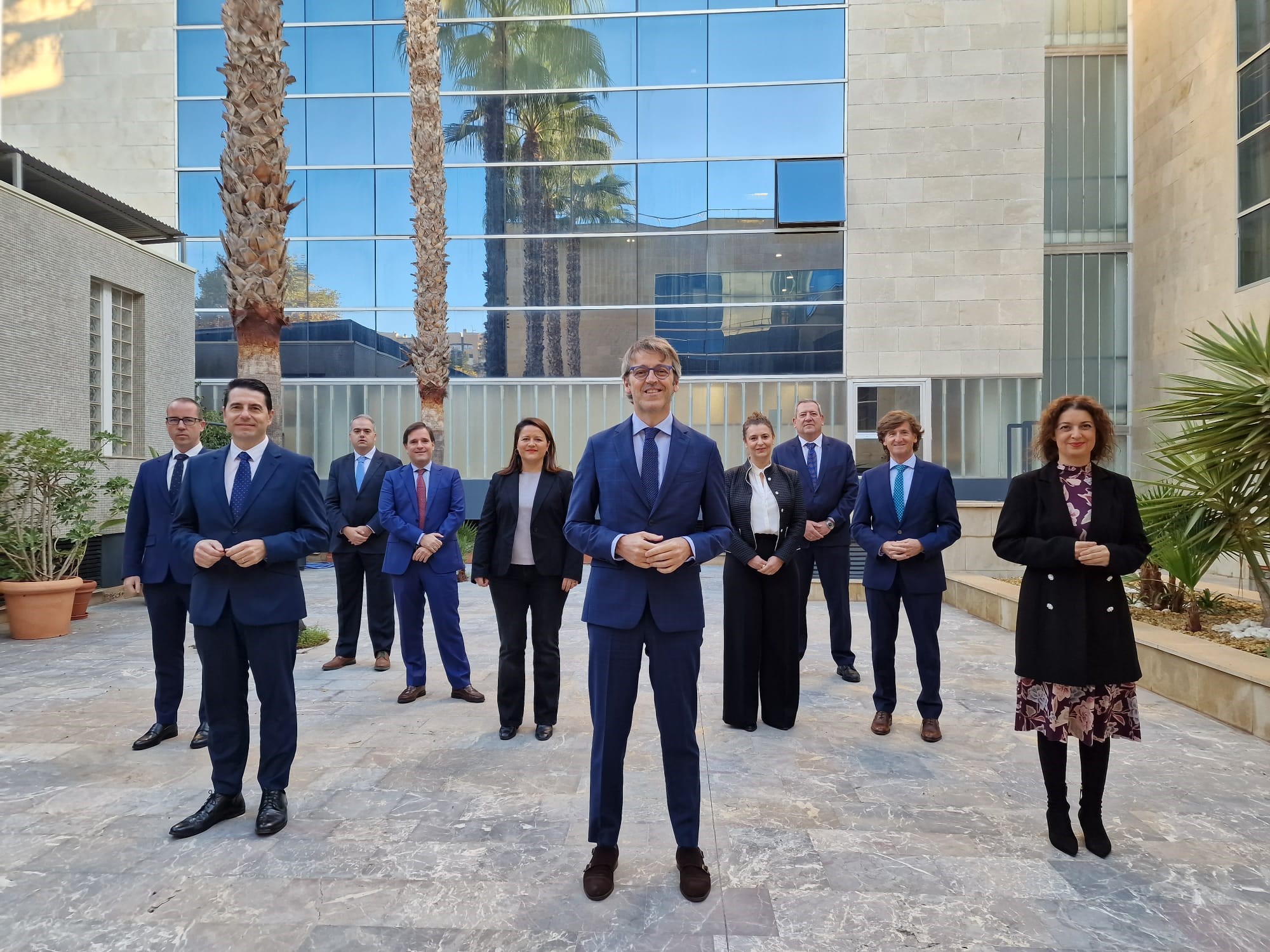 Imagen del equipo directivo de la Consejería de Economía, Hacienda y Administración Digital en la Asamblea regional