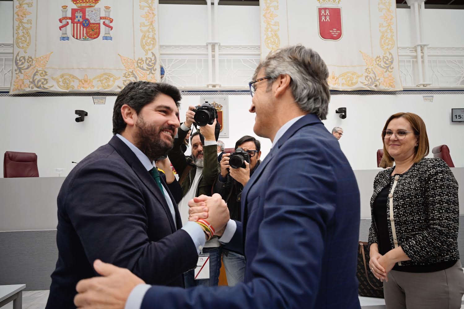 El presidente López Miras y el consejero Luis Marín, tras la aprobación del Presupuesto para 2023 en la Asamblea Regional