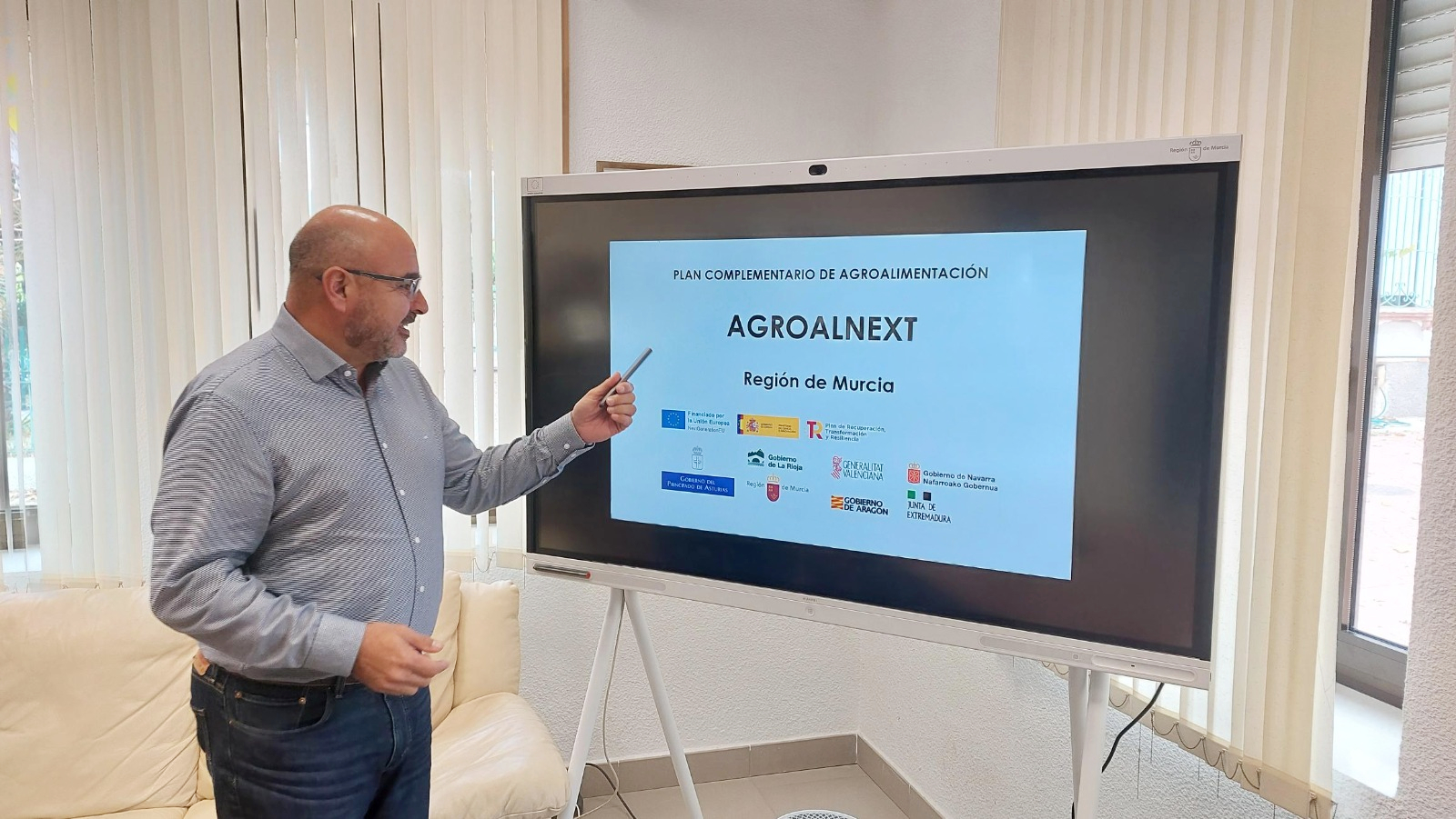 El director del Imida, Víctor Serrano, durante la presentación de uno de los proyectos llevados a cabo durante 2022