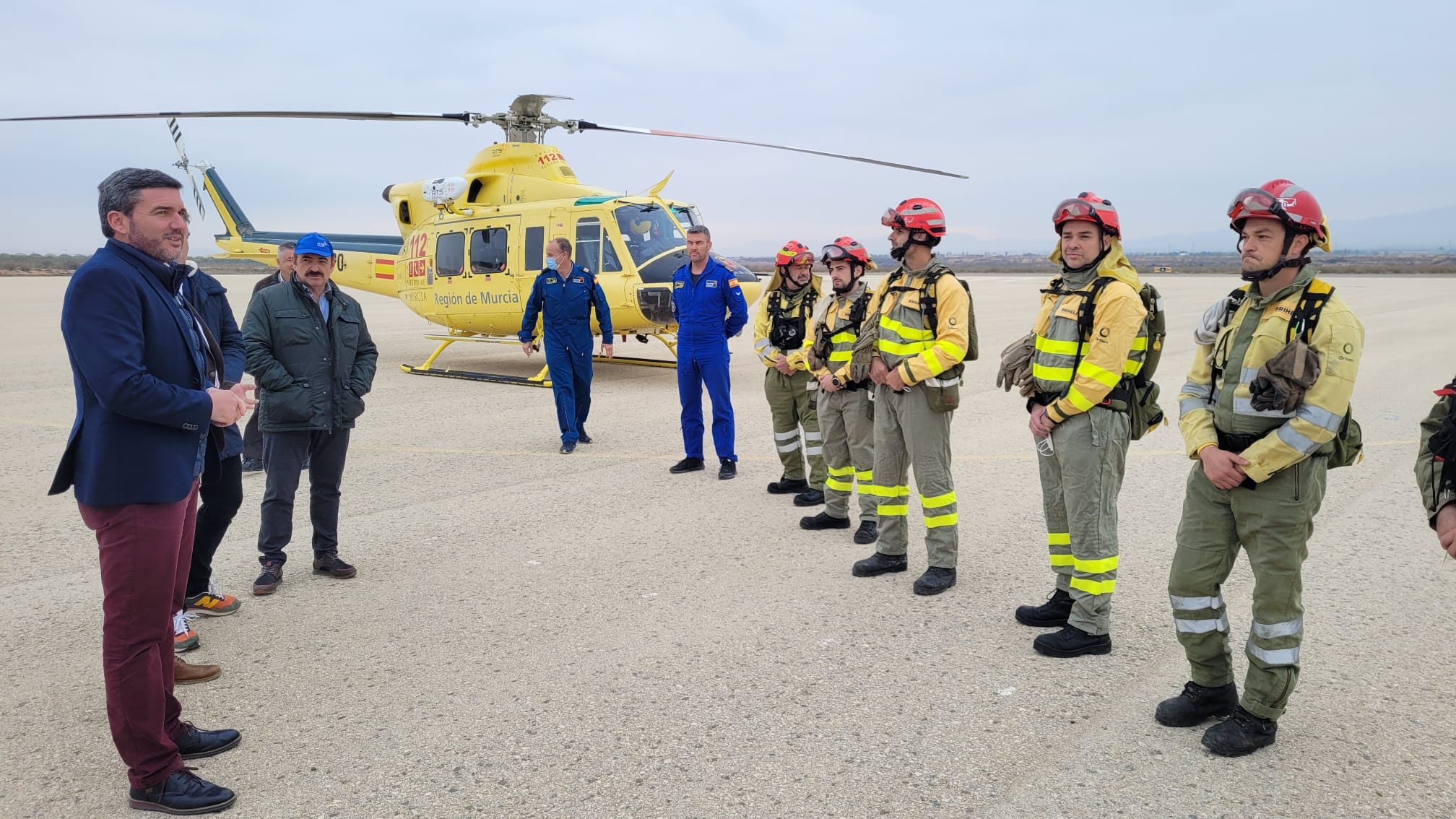 El consejero Antonio Luengo, durante su visita a la base de Alhama de Murcia, sede de la aeronave de coordinación (ACOVI).