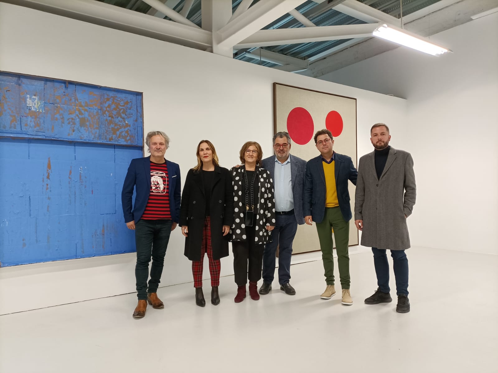 Los comisarios de la exposición, Nacho Ruiz y Carolina Parra; los propietarios de la Colección Kells, Choli Fuentes y Juan Manuel Elizalde; el director general del ICA, Manuel Cebrián, y el coordinador del Centro Párraga, Sergio Porlán, en la inauguración de la muestra.