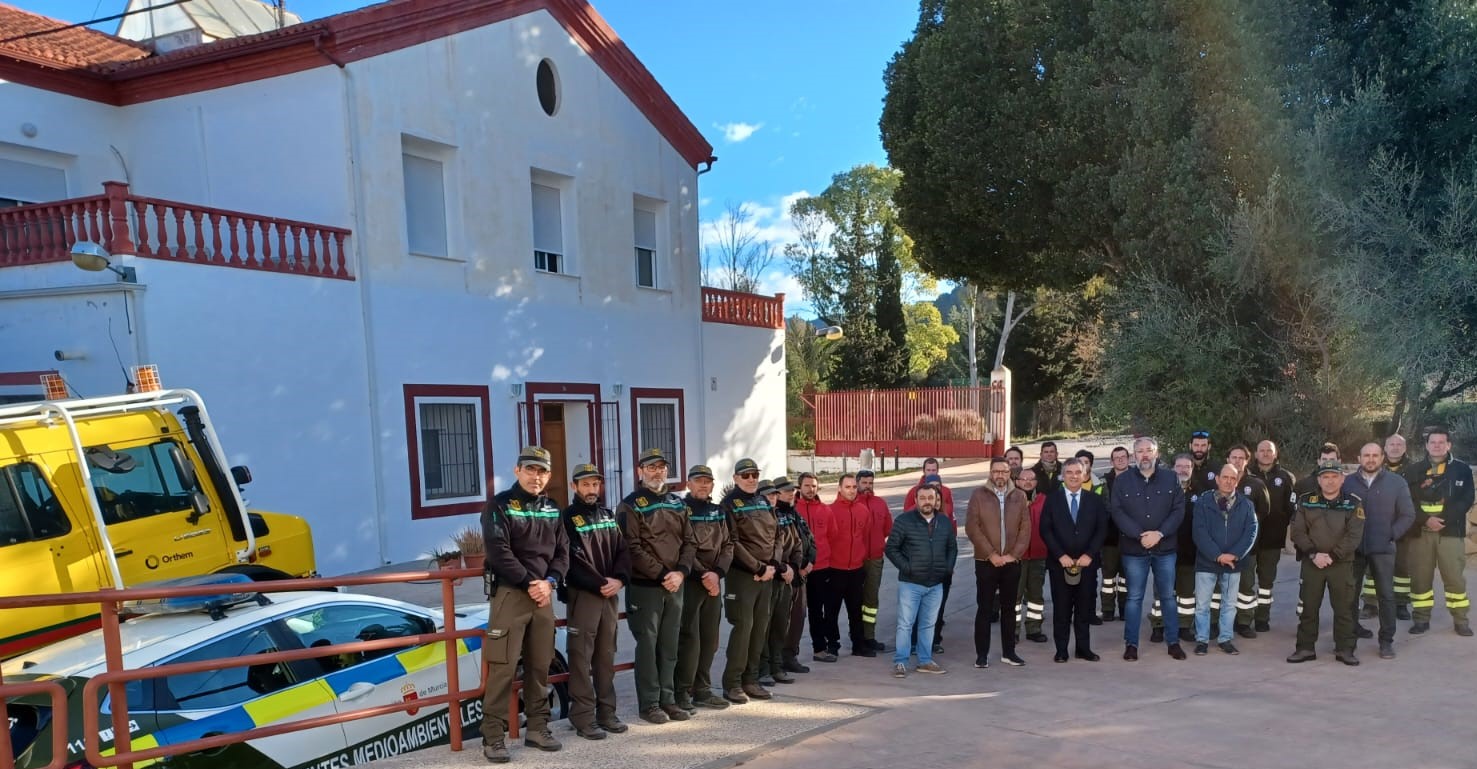 El consejero Juan María Vázquez, con los miembros de agentes medioambientales y brigadas forestales del Centro de Coordinación Forestal de El Valle.