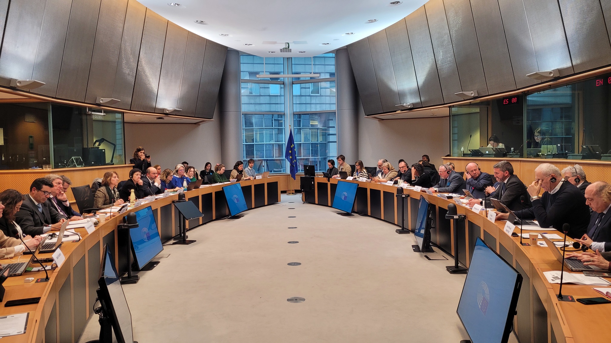 El consejero Antonio Luengo, en la bancada de la derecha, durante su intervención de esta tarde en Bruselas