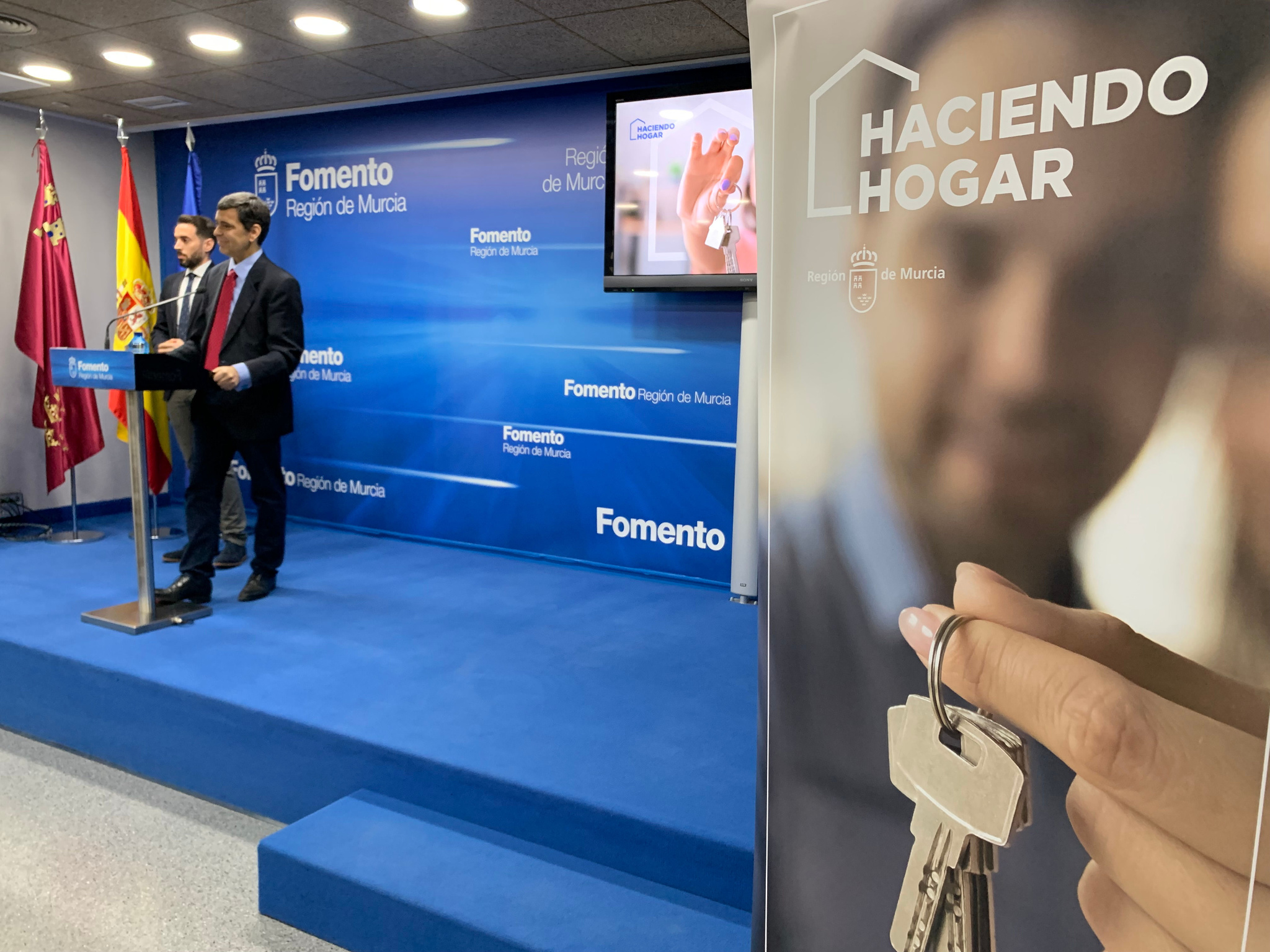 El consejero de Fomento e Infraestructuras, José Ramón Díez de Revenga, y el director general de Vivienda, José Francisco Lajara, durante la rueda de prensa de presentación del nuevo programa de ayudas para el impulso de la construcción de viviendas de alquiler asequible