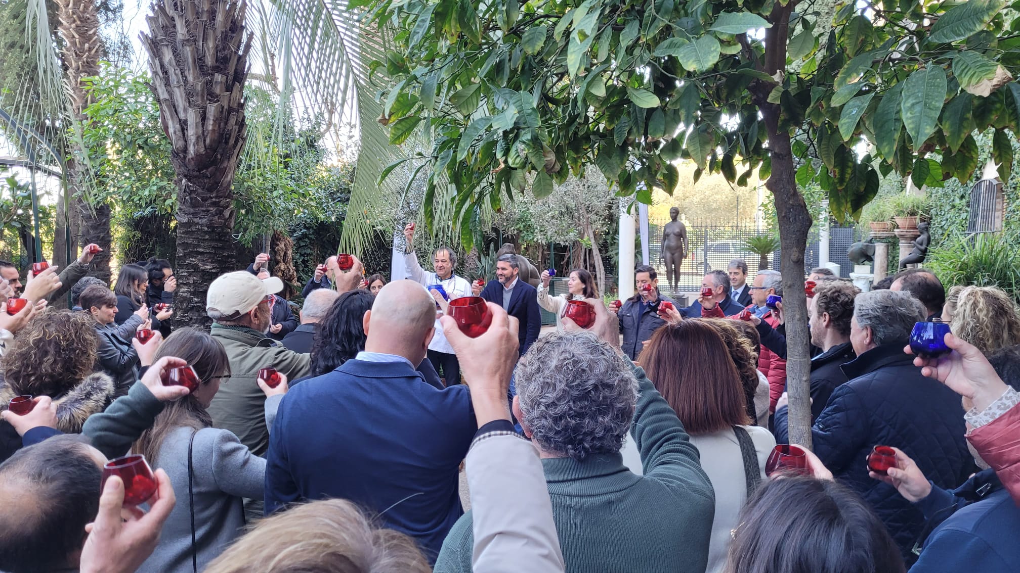 El momento del brindis por el olivo conmemorativo del final de la cosecha.