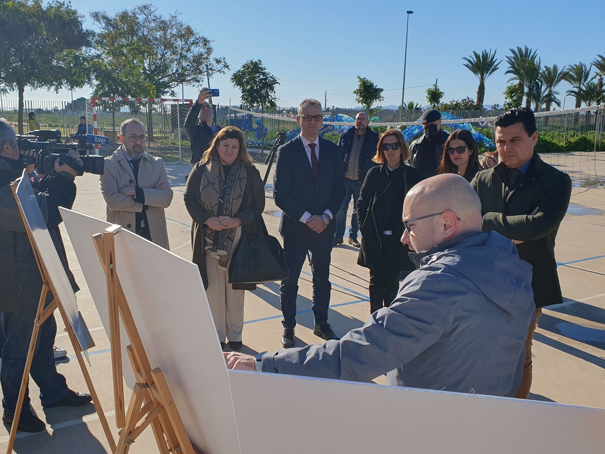 El consejero de Educación, durante su visita al CEIP El Recuerdo de San Javier