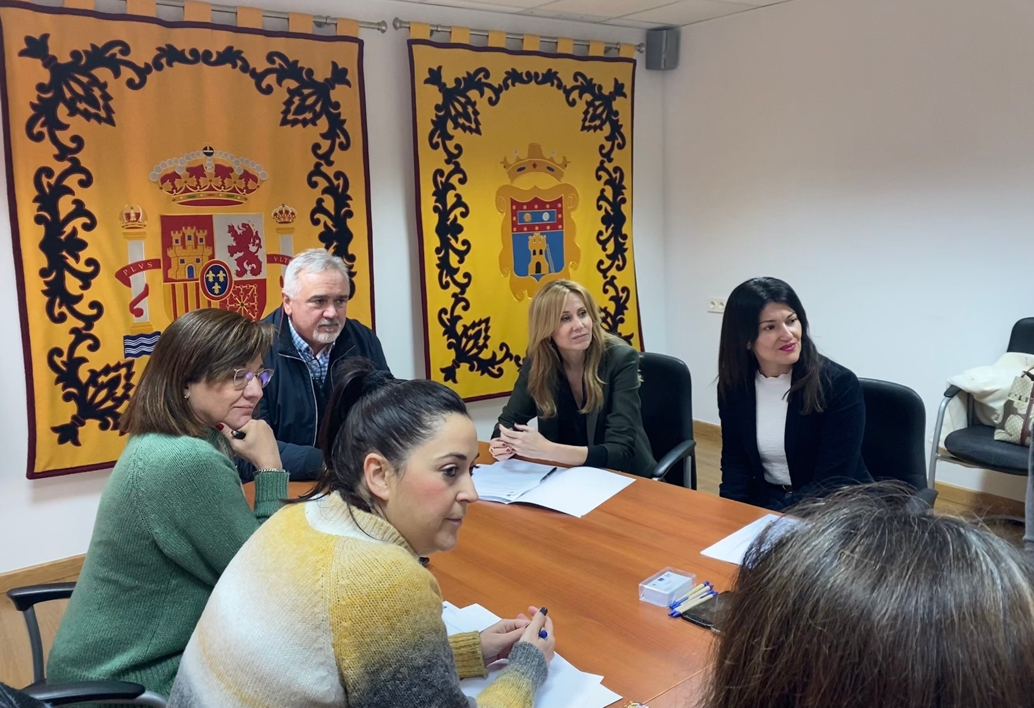 La directora del SEF, Marisa López, se reunió hoy con el alcalde de Moratalla, Jesús Amo, e interlocutores sociales del municipio, así como responsables de la oficina del SEF de la localidad.