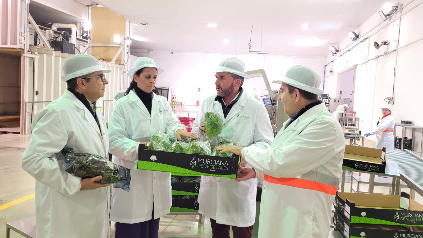 El consejero Antonio Luengo y la alcaldesa de Fuente Álamo, durante su visita a Murciana de Vegetales.