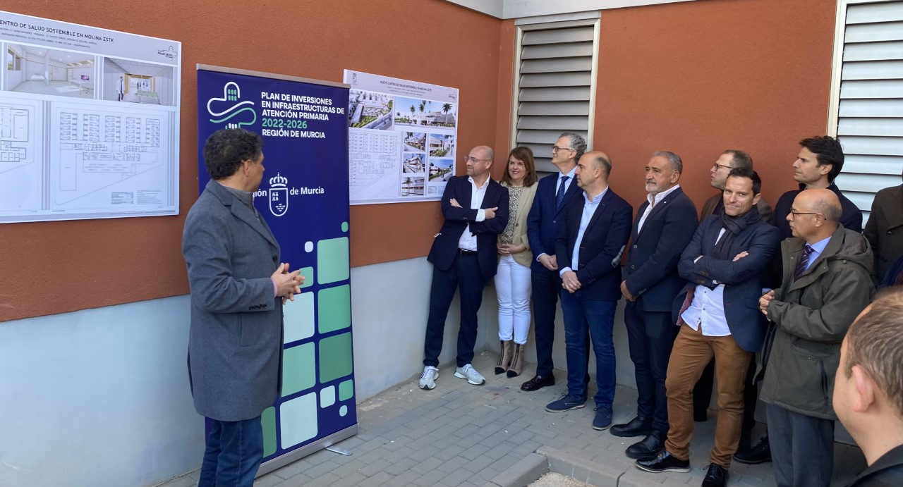 El consejero de Salud, Juan José Pedreño, visitó  la zona donde se va a construir el nuevo centro de salud Molina Este.