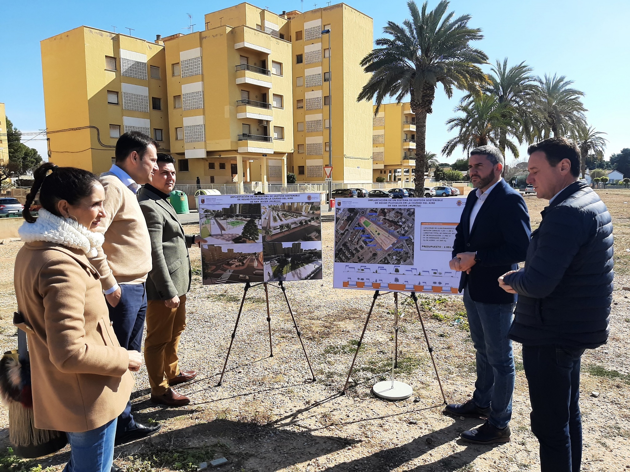 El consejero de Agua, Agricultura, Ganadería y Pesca, Antonio Luengo, y el alcalde de San Javier, José Miguel Luengo, durante su visita a la parcela donde se dispondrá un sistema de drenaje urbano sostenible para la gestión de las aguas pluviales.