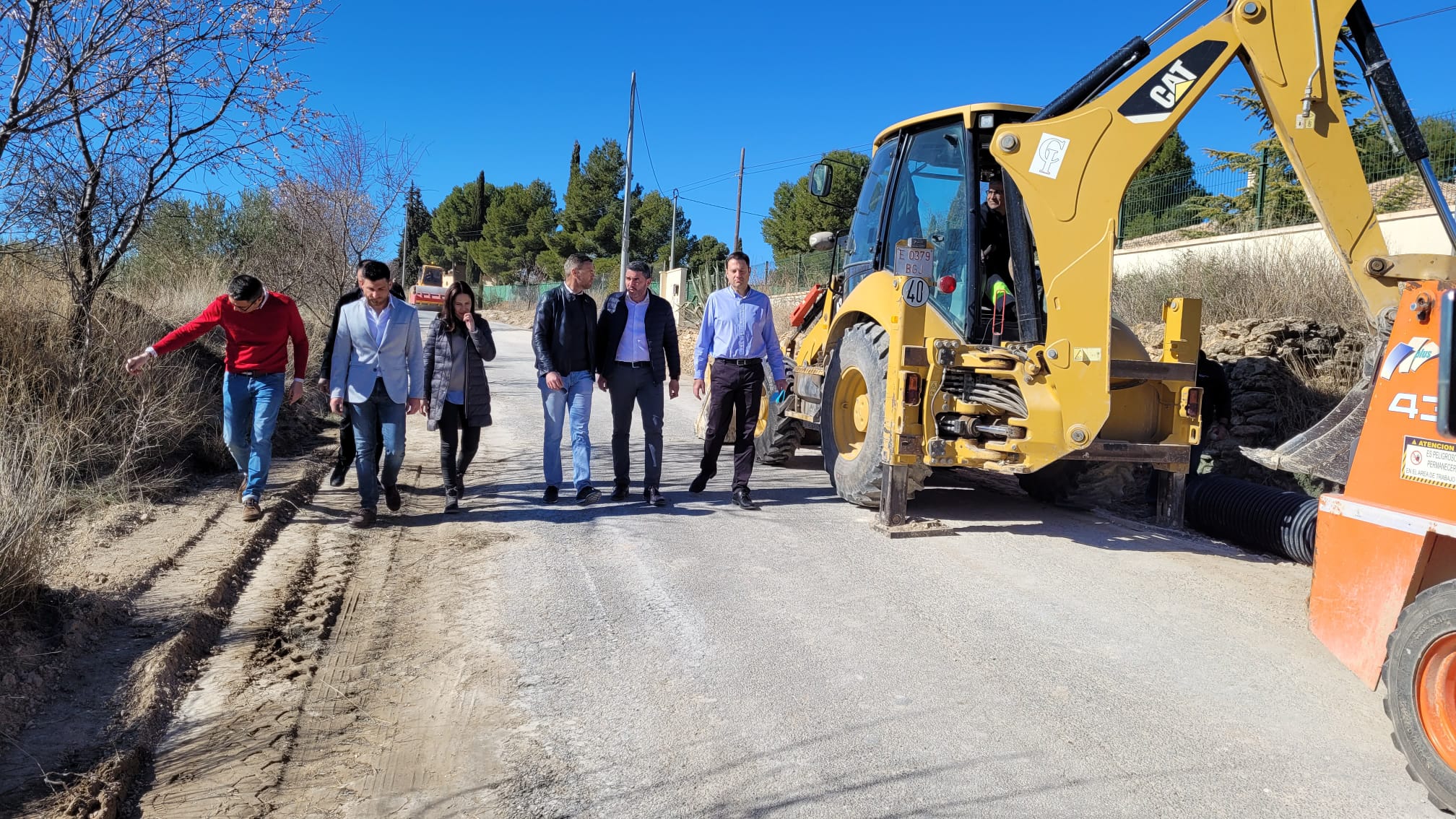 El consejero Antonio Luengo y el alcalde de Caravaca, José Francisco García, durante la visita a las obras del camino de Casa de las Torres.