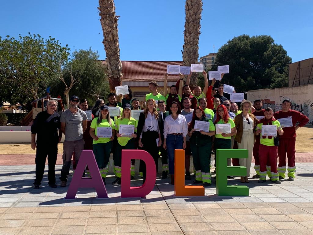 La directora del SEF, Marisa López, visitó hoy a los alumnos que participan en un programa que ha permitido arreglar espacios públicos de localidades del Mar Menor