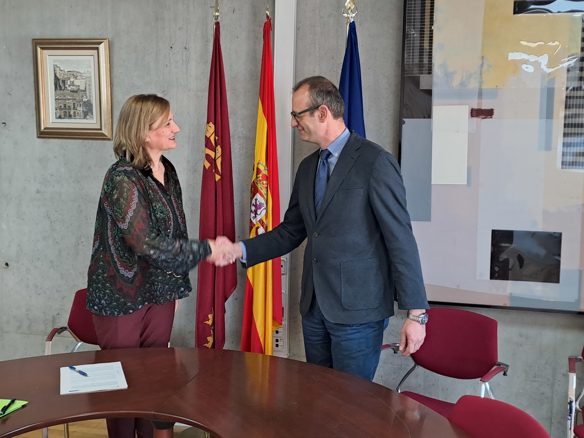 El consejero Víctor Marín firmó hoy un convenio con la decana del Colegio de Psicología, María Fuster.