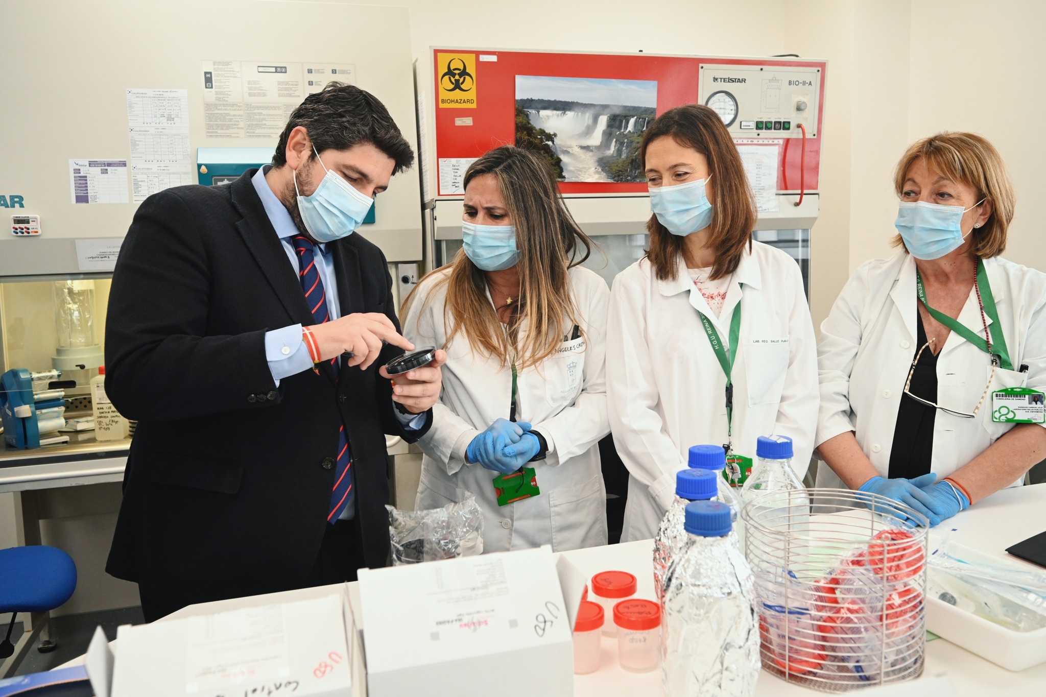 El presidente Fernando López Miras, durante su visita al nuevo Laboratorio Regional de Salud Pública