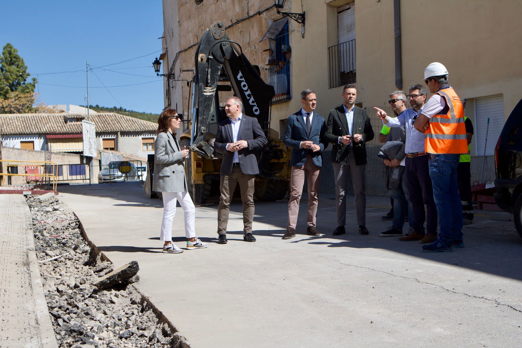 El consejero de Presidencia, Turismo, Cultura, Juventud, Deportes y Portavocía, Marcos Ortuño, y el alcalde de Caravaca de la Cruz, José Francisco García, junto con el director general de Administración Local, Francisco Abril, visitan el inicio de las obras en la calle Ciruelos.