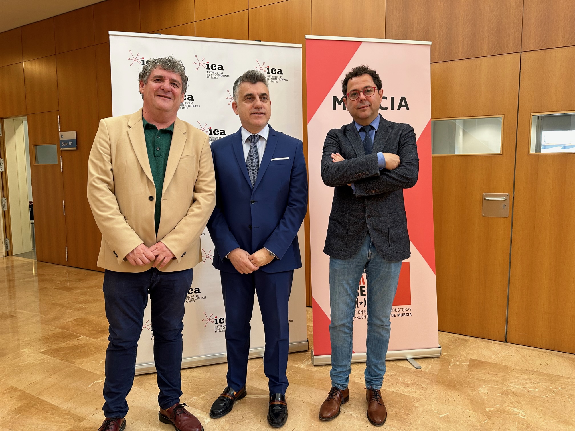 El presidente de la asociación MurciaaEscena, Nacho Vilar (i); el secretario general de la Consejería de Presidencia, Turismo, Cultura, Juventud, Deportes, y Portavocía, Juan Antonio Lorca (c); y el director general del ICA, Manuel Cebrián (d), en las XV Jornadas de las Artes Escénicas de la Región de Murcia.