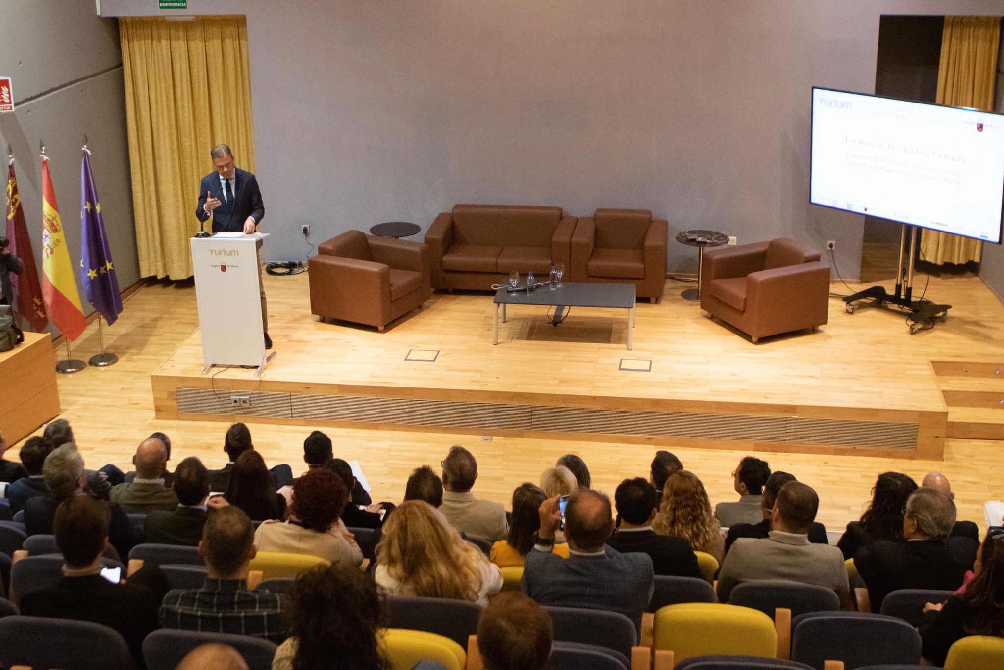 El consejero de Presidencia, Turismo, Cultura, Juventud, Deportes y Portavocía, Marcos Ortuño, interviene en la inauguración del foro.