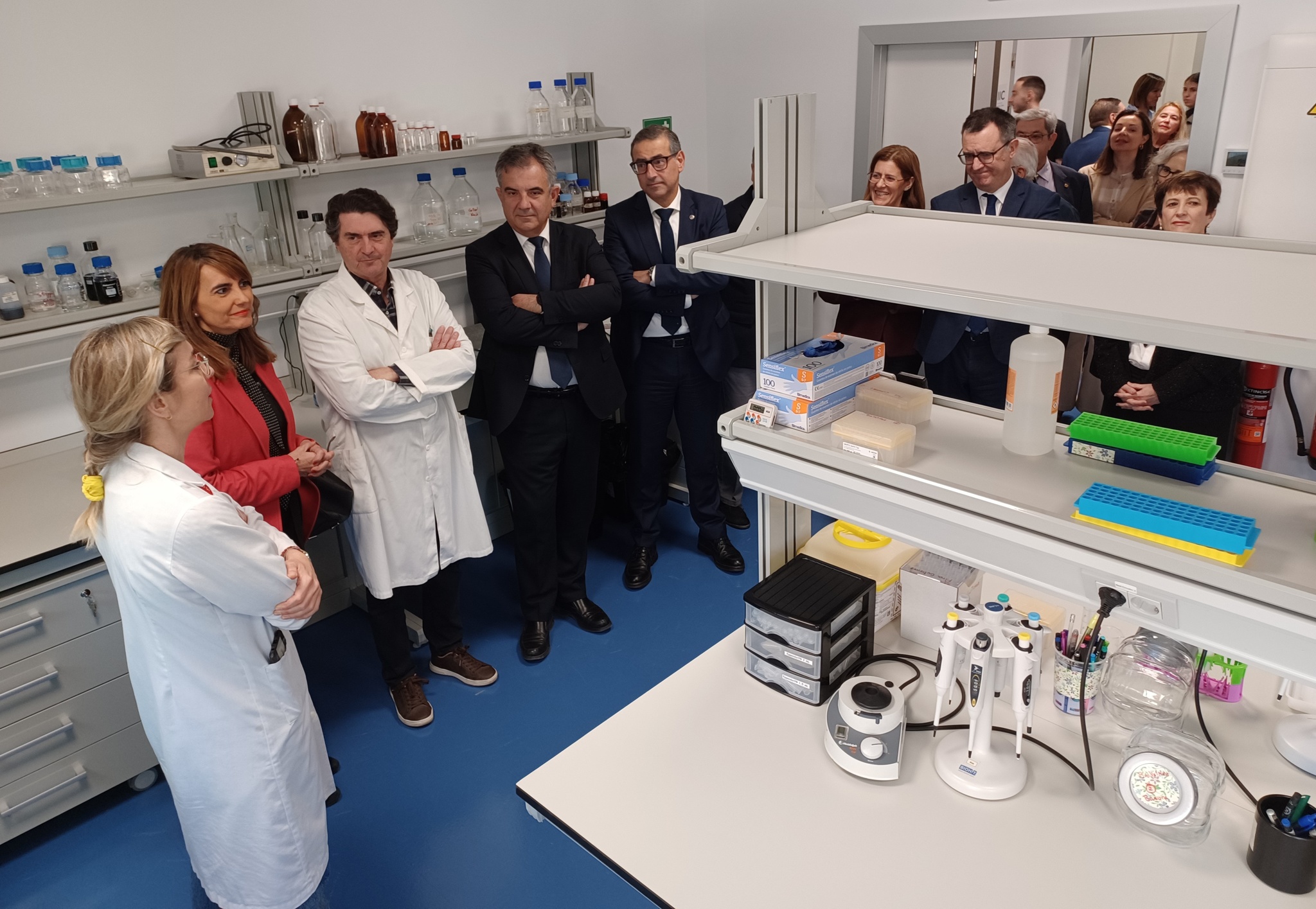 El consejero de Medio Ambiente, Mar Menor, Universidades e Investigación, Juan María Vázquez, en su visita al Laboratorio Pleiades/Vitalis