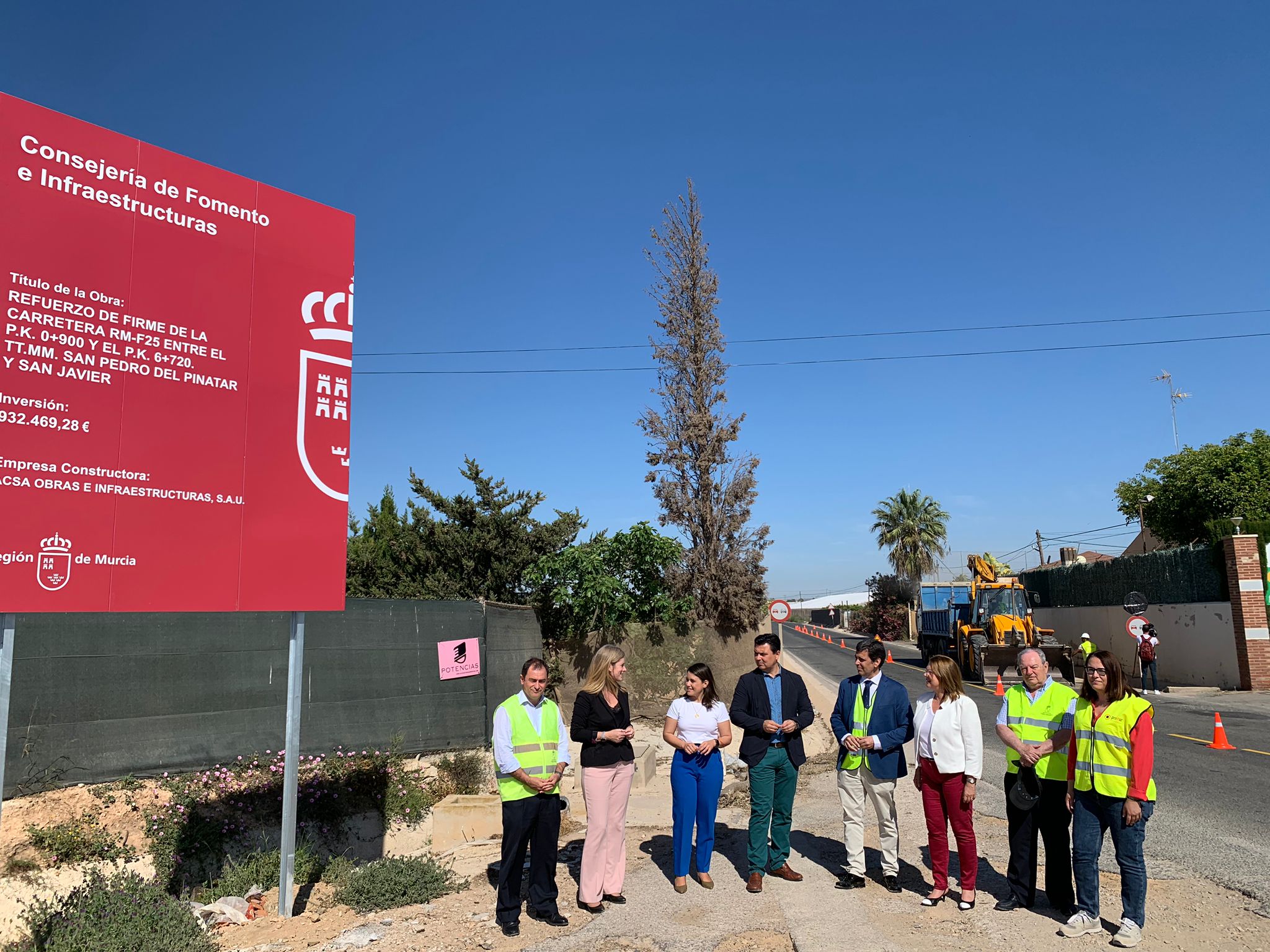 El consejero de Fomento e Infraestructuras, José Ramón Díez de Revenga, junto con la alcaldesa de San Pedro del Pinatar, Visitación Martínez, y el alcalde de San Javier, José Miguel Luengo, durante su visita a las obras