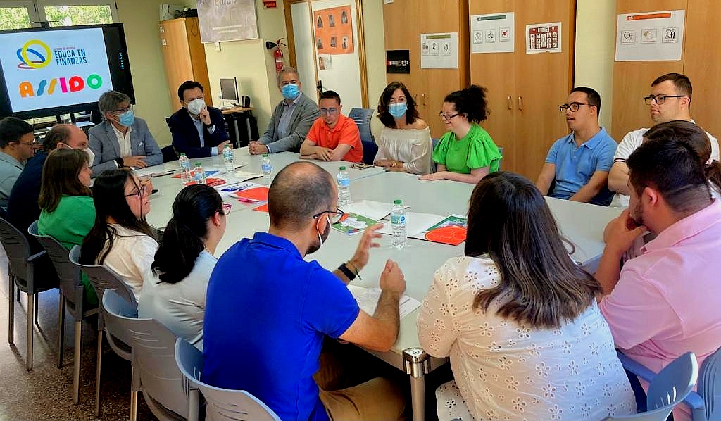 Un momento del encuentro del consejero de Economía, Hacienda, Fondos Europeos y Administración Digital, Luis Alberto Marín, con usuarios y representantes de Assido