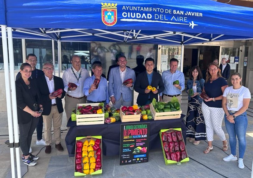 El consejero Antonio Luengo y el alcalde de San Javier, José Miguel Luengo, durante la presentación de la II Jornada Gastronómica del Pimiento.