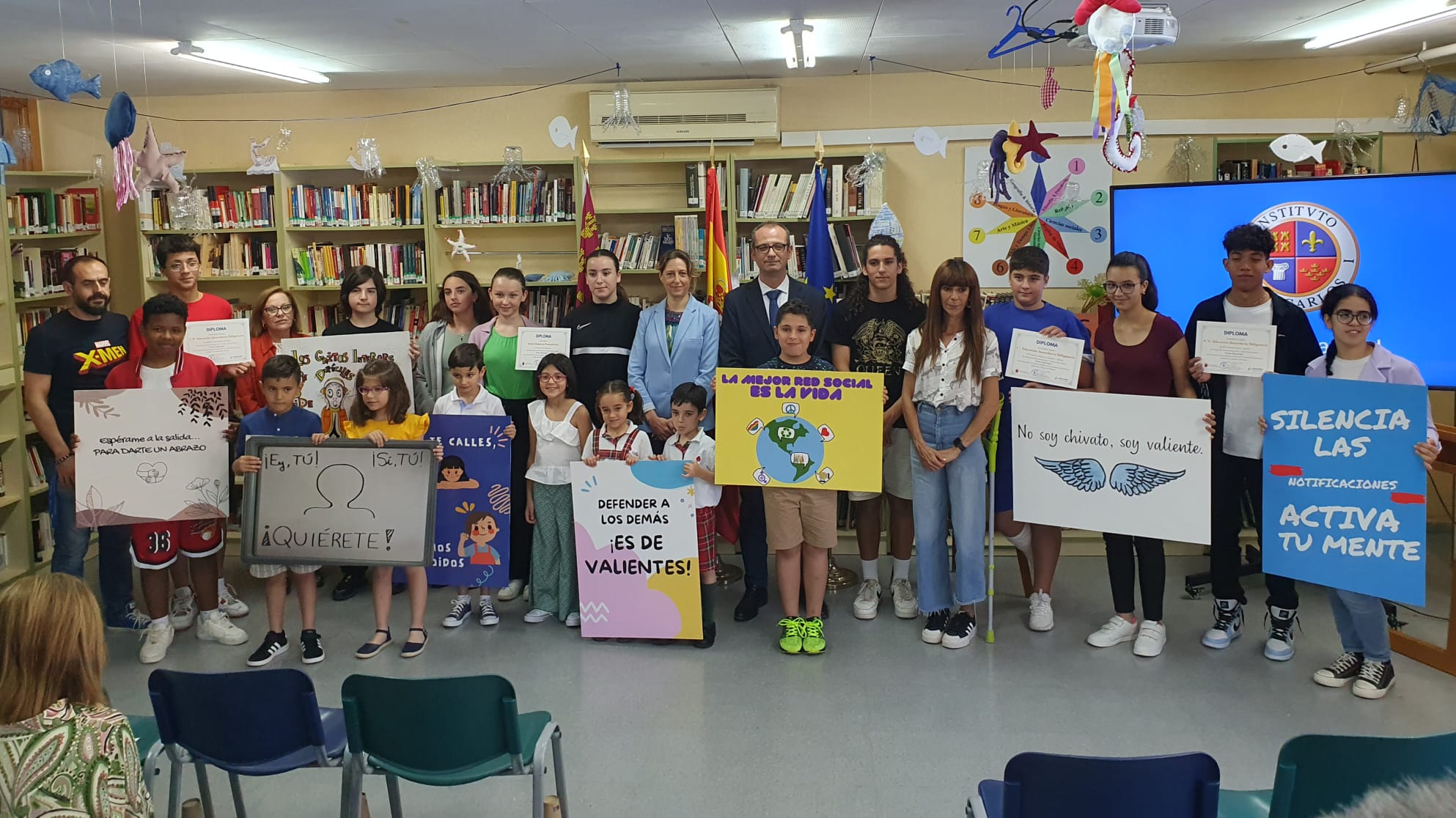 El consejero de Educación, Formación Profesional y Empleo, Víctor Marín, entregó los premios a los ganadores del concurso 'Frases Mayúsculas' para mejorar la convivencia escolar.