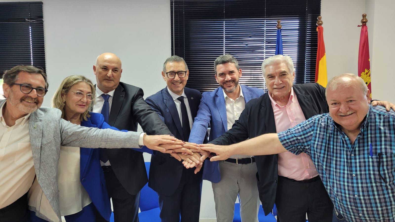 El consejero Antonio Luengo, los firmantes del acuerdo y autoridades presentes en el acto.