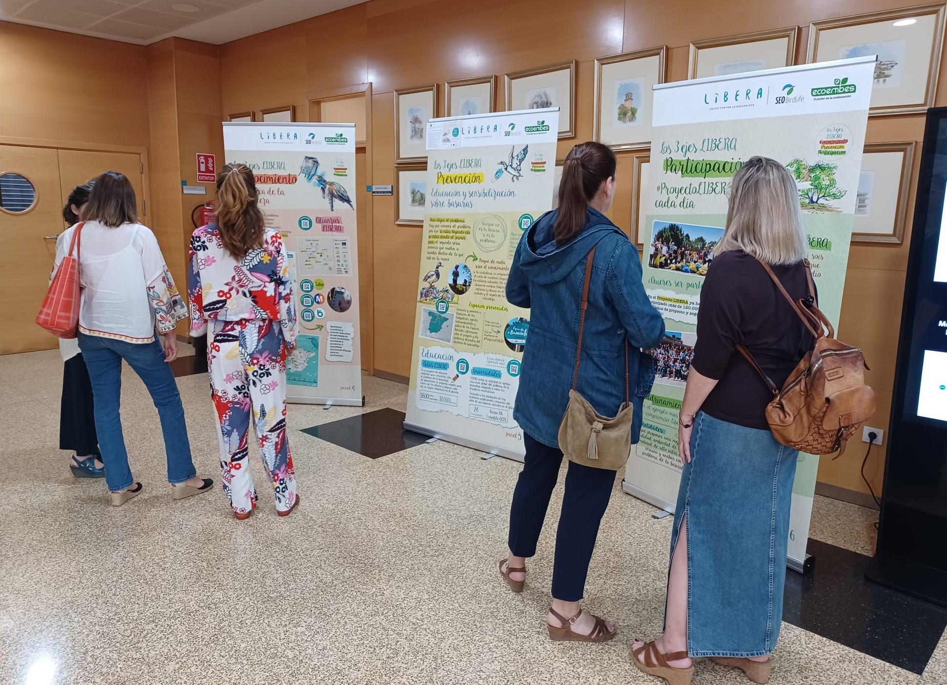La exposición LIBERA se puede visitar en el vestíbulo de la Consejería de Medio Ambiente, Mar Menor, Universidades e Investigación. Posteriormente, se expondrá en los diversos centros de visitantes y puntos de información de los Espacios Naturales Protegidos.