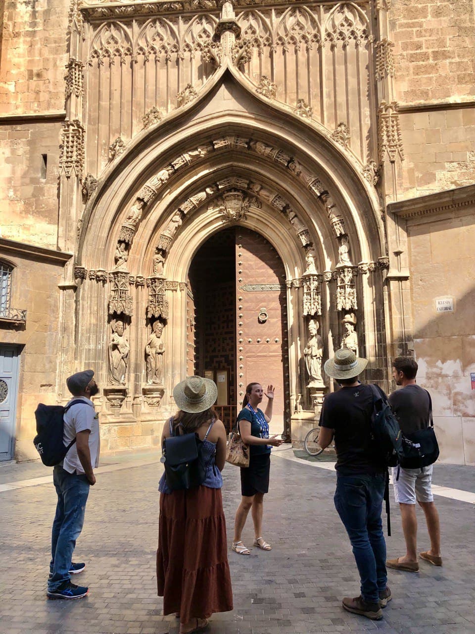 Un grupo de turistas visita la Catedral de Murcia.