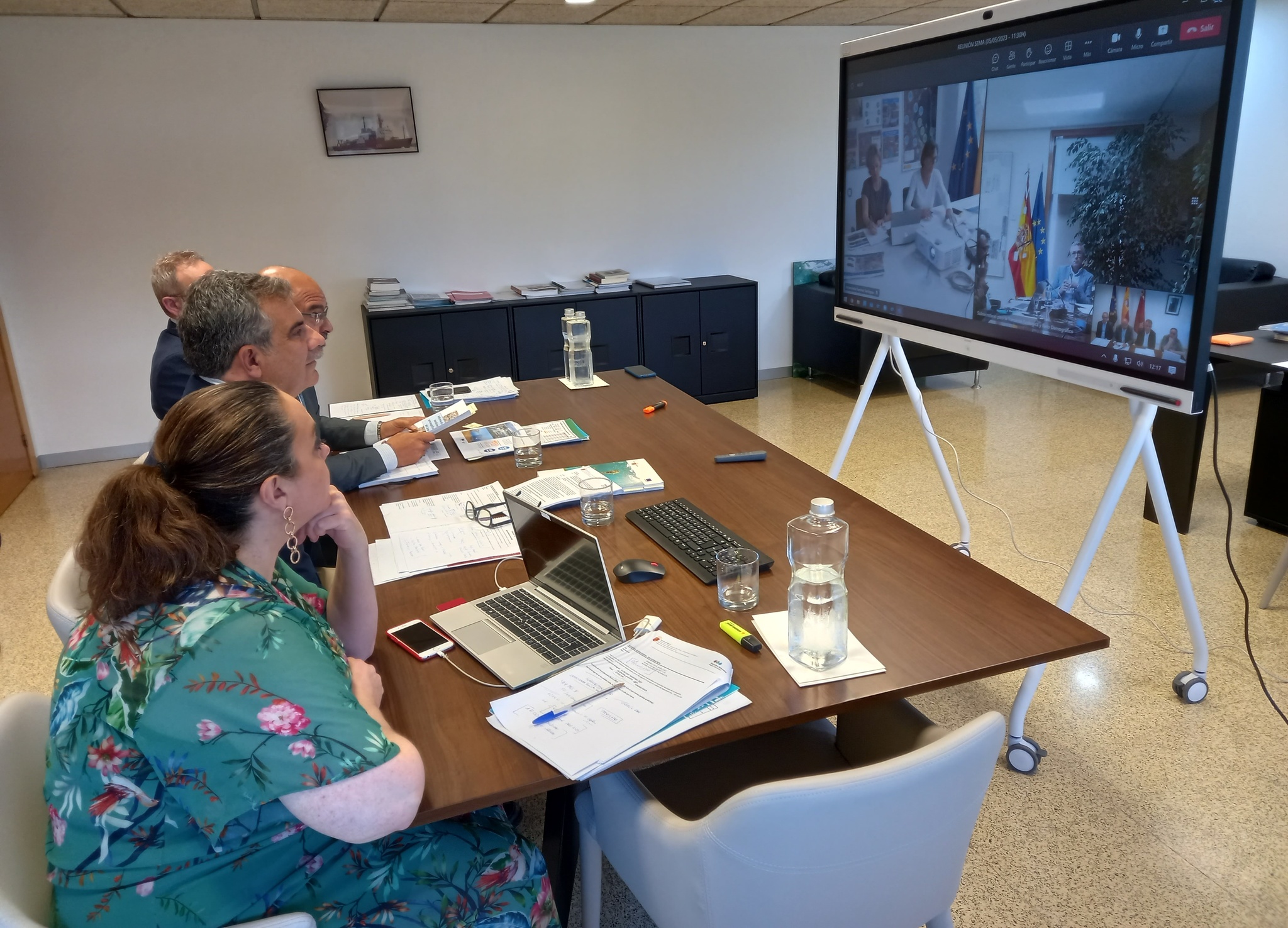 El consejero de Medio Ambiente, Mar Menor, Universidades e Investigación, Juan María Vázquez, junto con sus directores generales de Mar Menor, Medio Natural y Medio Ambiente, durante la reunión con el secretario de Estado de Medio Ambiente por videollamada