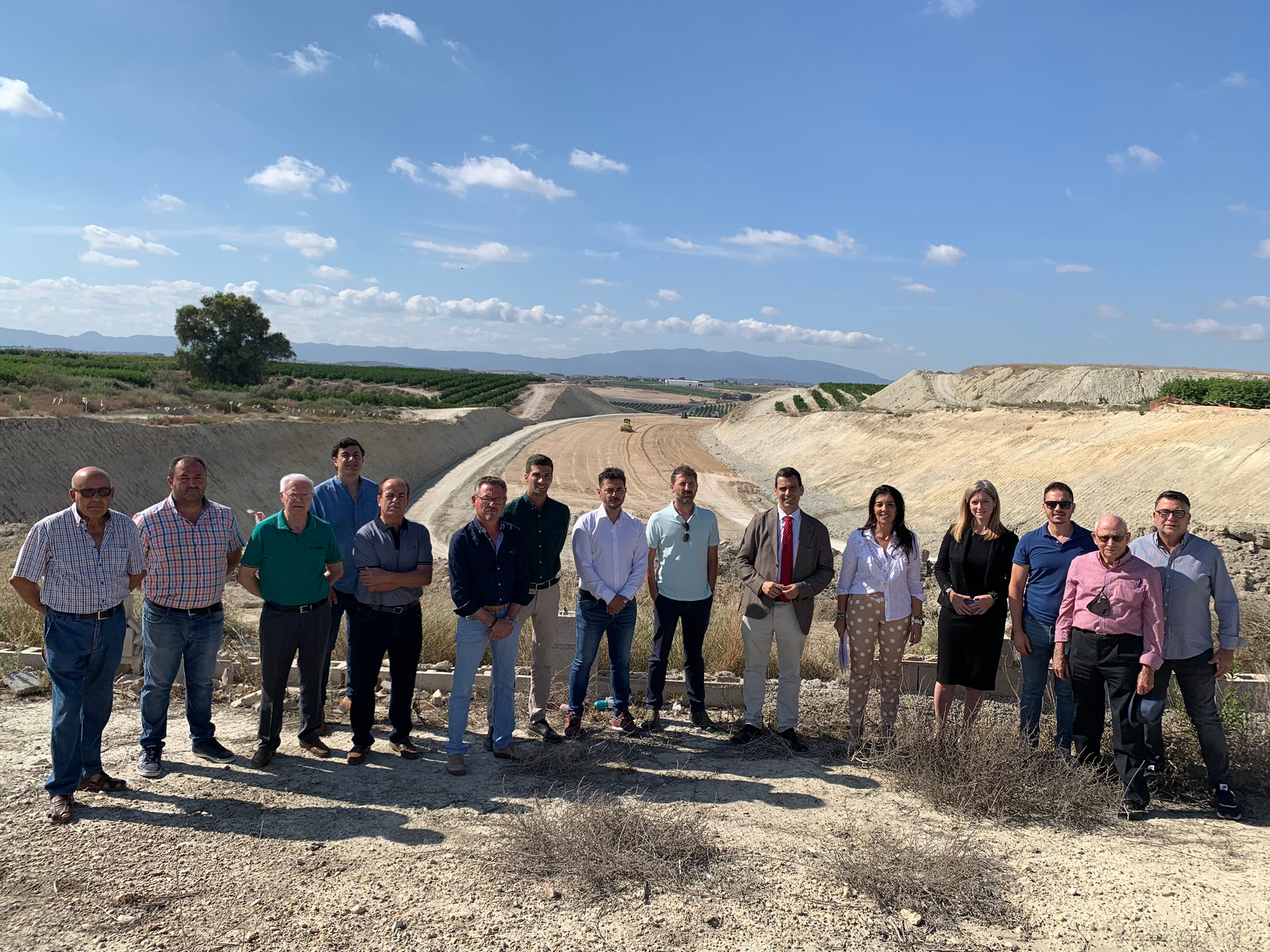 El consejero de Fomento e Infraestructuras, José Ramón Díez de Revenga, junto con la alcaldesa de Alguazas, Silvia Ruiz, durante el encuentro mantenido con empresarios y comerciantes para reivindicar el enlace de conexión del municipio con el Arco Noroeste