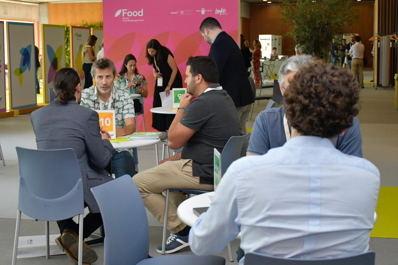 Los participantes en el evento, durante las reuniones