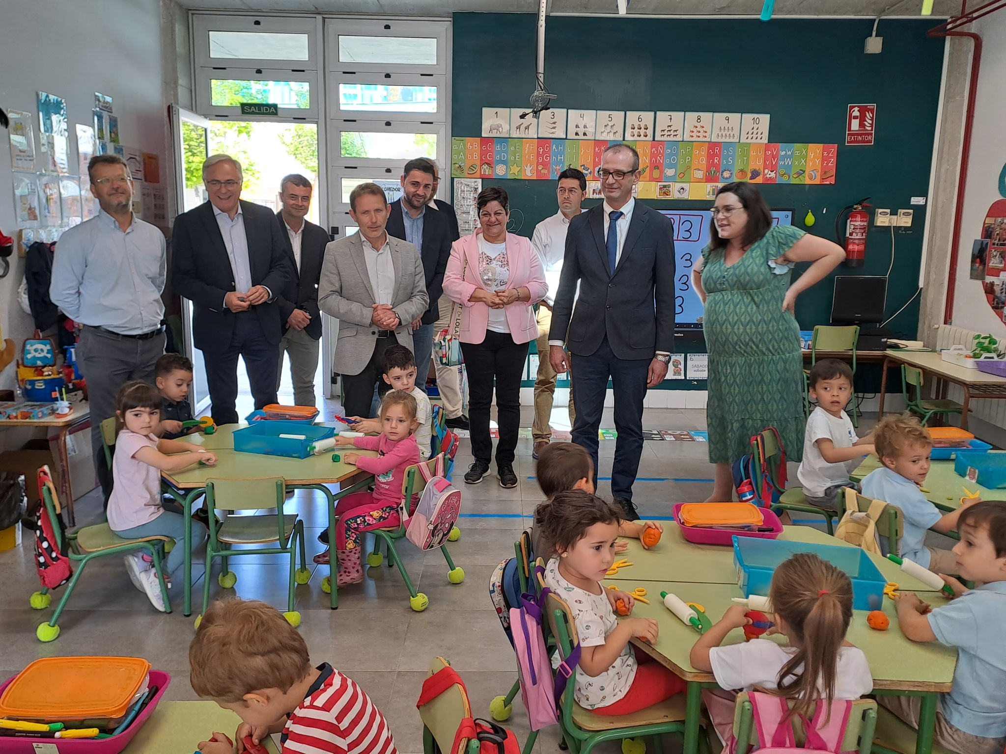 El consejero de Educación, Formación Profesional y Empleo, Víctor Marín, visitó el colegio Nuestra Señora del Rosario de Torre Pacheco, donde se instalarán climatización este verano.