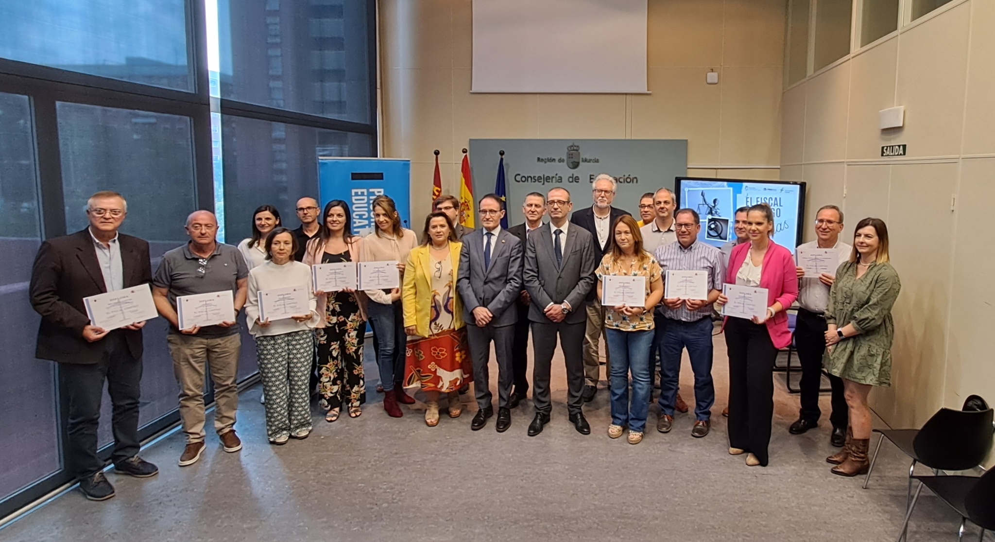 El consejero en funciones de Educación, Formación Profesional y Empleo, Víctor Marín, y el Fiscal Superior de la Región de Murcia, José Luis Díaz Manzanera, entregaron los diplomas a los centros educativos participantes en las charlas 'El fiscal contigo'.