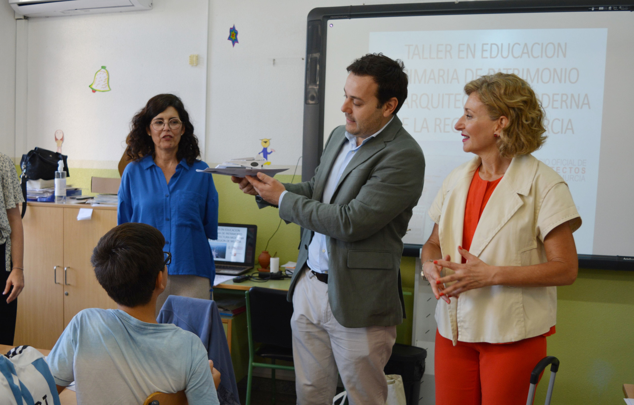 El director general de Territorio y Arquitectura, Jaime Pérez Zulueta, junto a la decana del Colegio Oficial de Arquitectos de Murcia, María José Peñalver, durante el taller de Arquitectura Sostenible desarrollado en el CEIP La Flota de Murcia