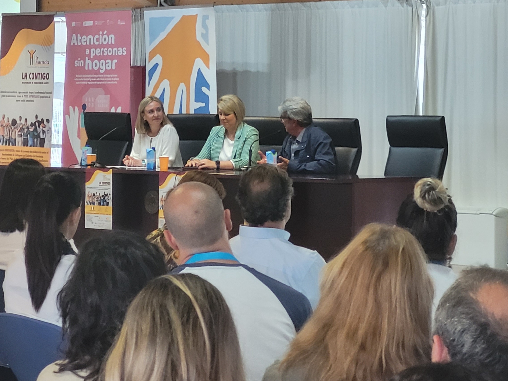 La consejera en funciones de Política Social, Familias e Igualdad, Conchita Ruiz, junto con la alcaldesa en funciones de Cartagena, Noelia Arroyo, y el presidente del colectivo La Huertecica, Diego Cruzado, en la presentación del proyecto LH-Contigo.