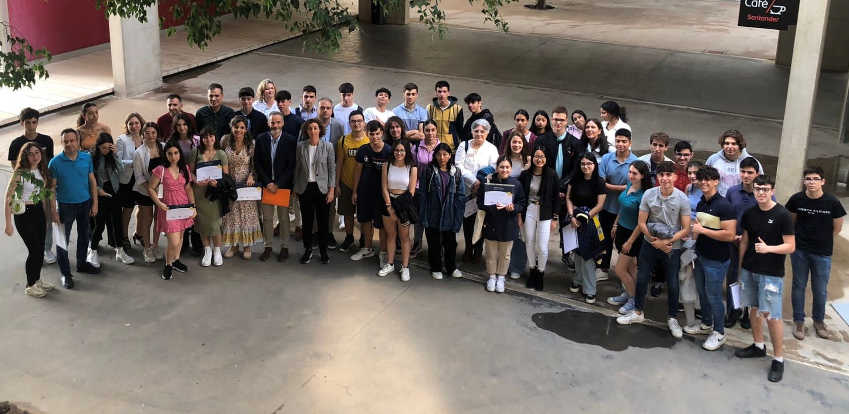 Fotografía de la familia de la clausura de la primera edición de concurso 'Educa en finanzas'