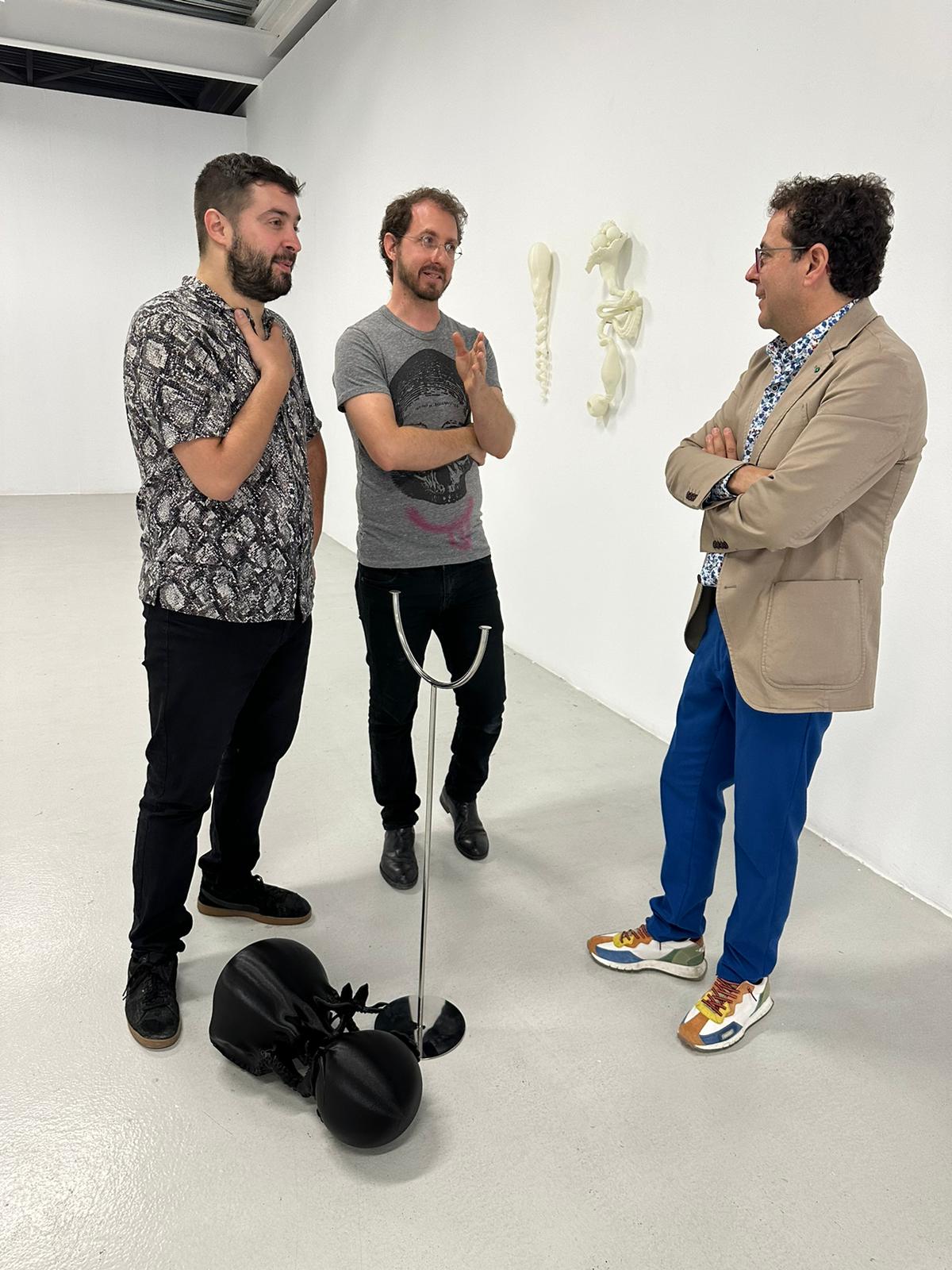 De izquierda a derecha, el artista Álvaro Albaladejo; el comisario de la muestra, Javier Sánchez; y el director del ICA, Manuel Cebrián, en la visita a la exposición.
