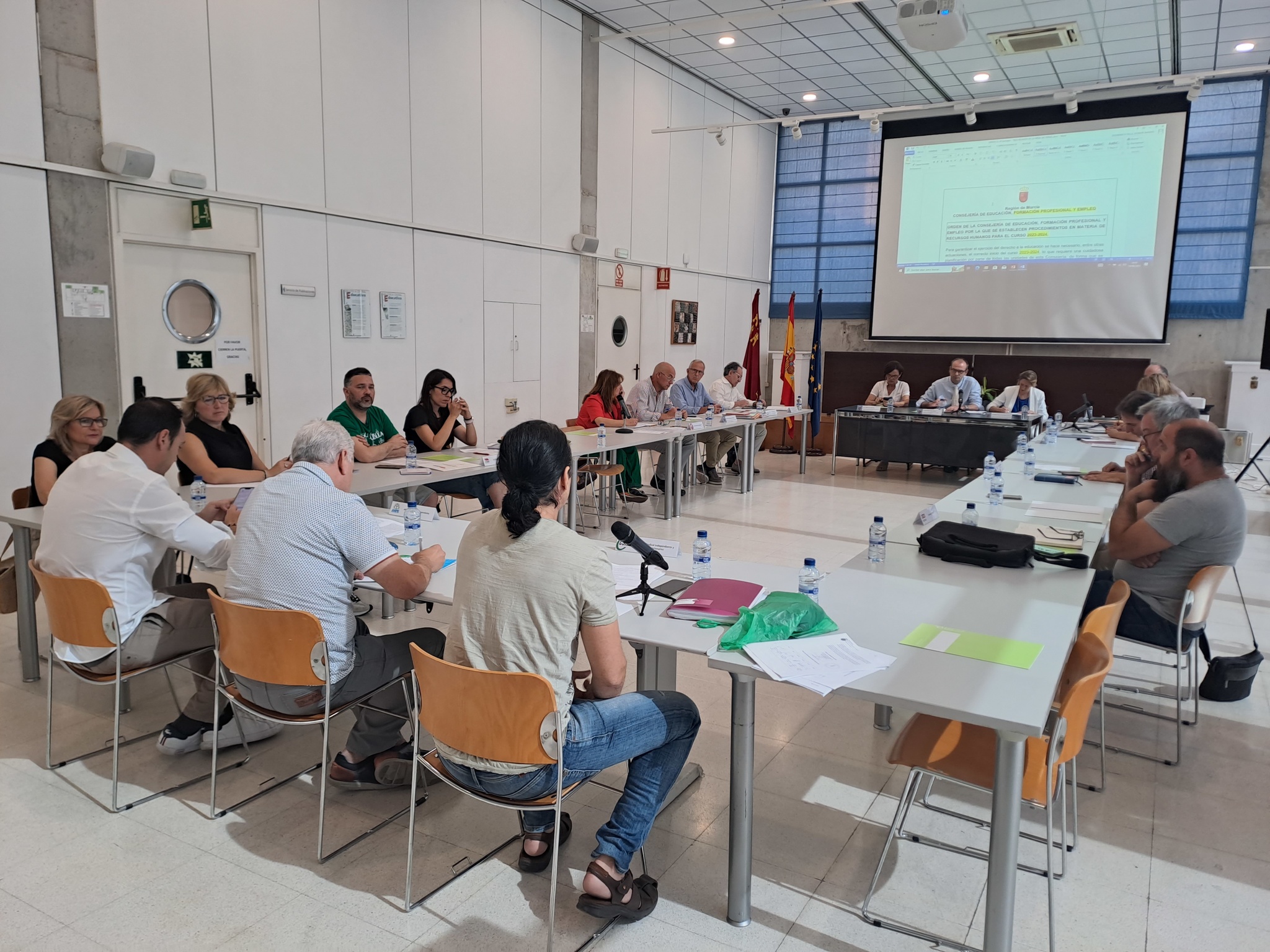 El consejero de Educación, Formación Profesional y Empleo, Víctor Marín, presidió la Mesa Sectorial de Educación, celebrada hoy.