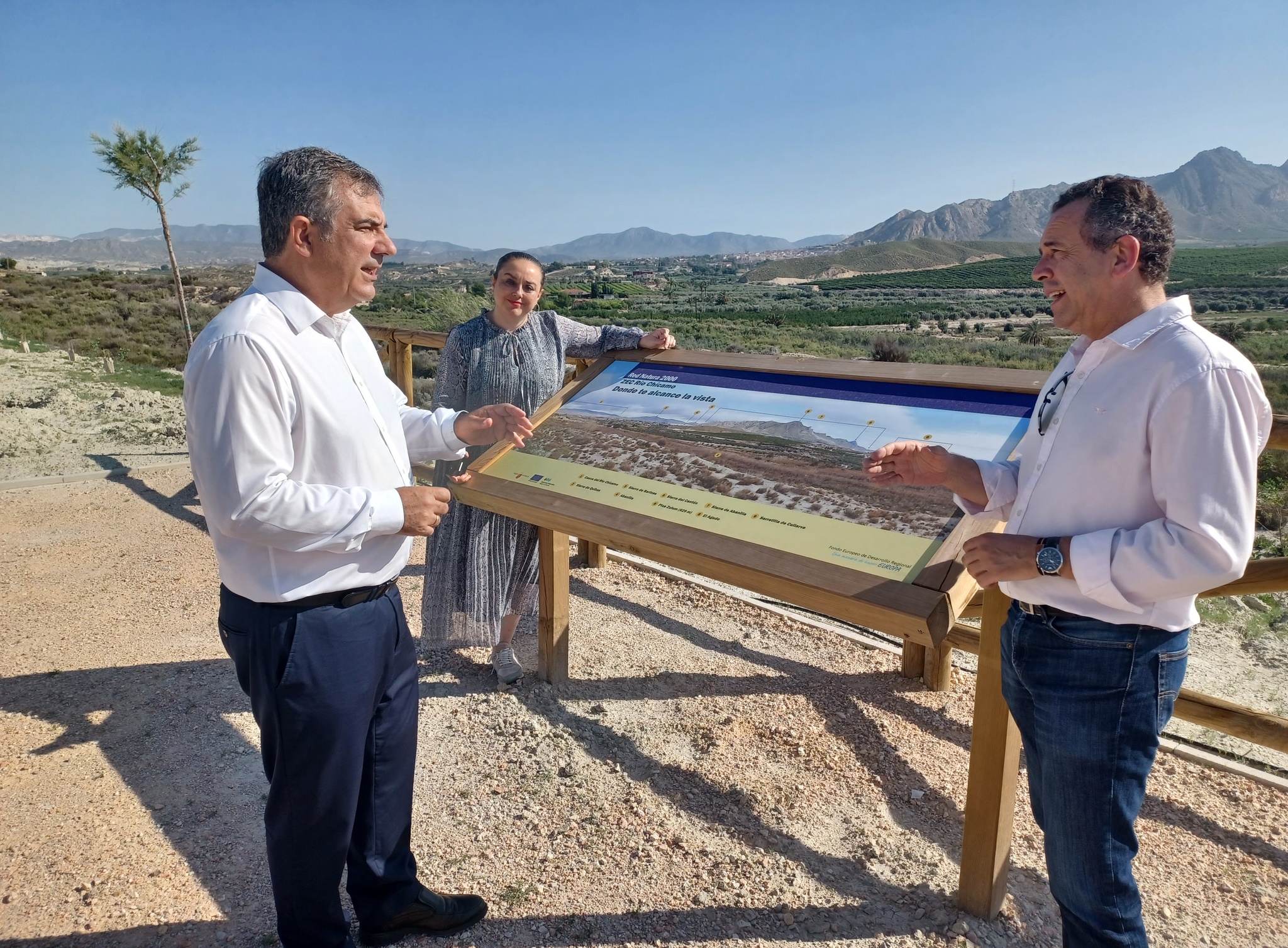 El consejero en funciones de Medio Ambiente, Mar Menor, Universidades e Investigación, Juan María Vázquez, durante su visita al nuevo mirador en el río Chícamo.